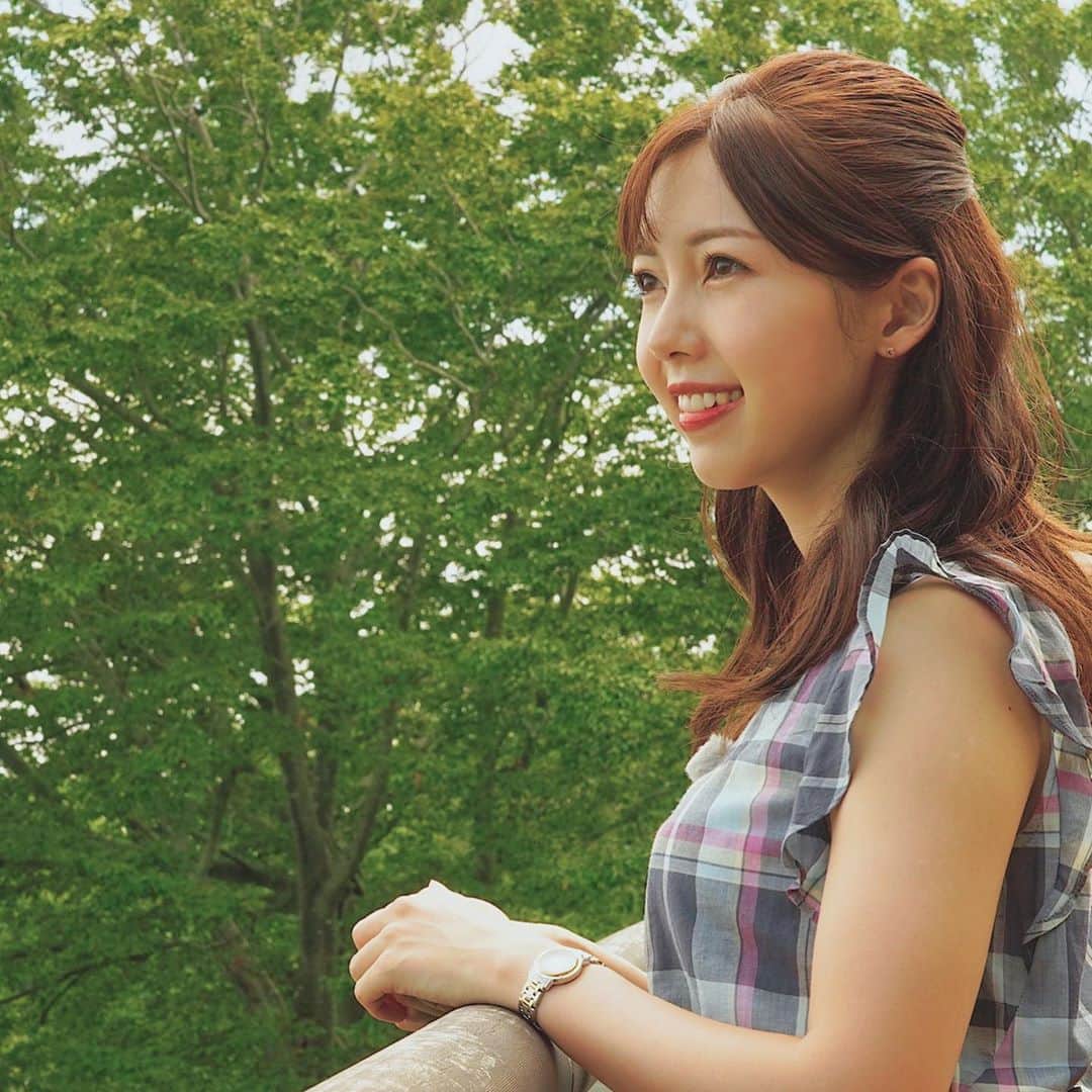 川又智菜美のインスタグラム：「🚘🌿﻿ ﻿ 明日9/29(火)21時54分から﻿ BSテレ東で私が出演している﻿ MY BEST WAYの後編が放送されます💕﻿ ﻿ 後編では絶景を堪能しましたよ😍﻿ ﻿ 2枚目の写真ですが、﻿ 私がしているハート型の手の向きに﻿ #十和田湖 がハートにみえると話題なんだそう😆﻿ ﻿ ぜひご覧いただけると嬉しいです☺️﻿ ﻿ #MYBESTWAY #bsテレ東﻿」