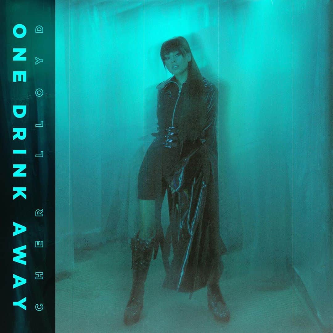 シェール・ロイドのインスタグラム：「ONE DRINK AWAY 🍸   So excited to announce that my new single will be out THIS FRIDAY 2nd October! You can pre-save via the link in my bio.」