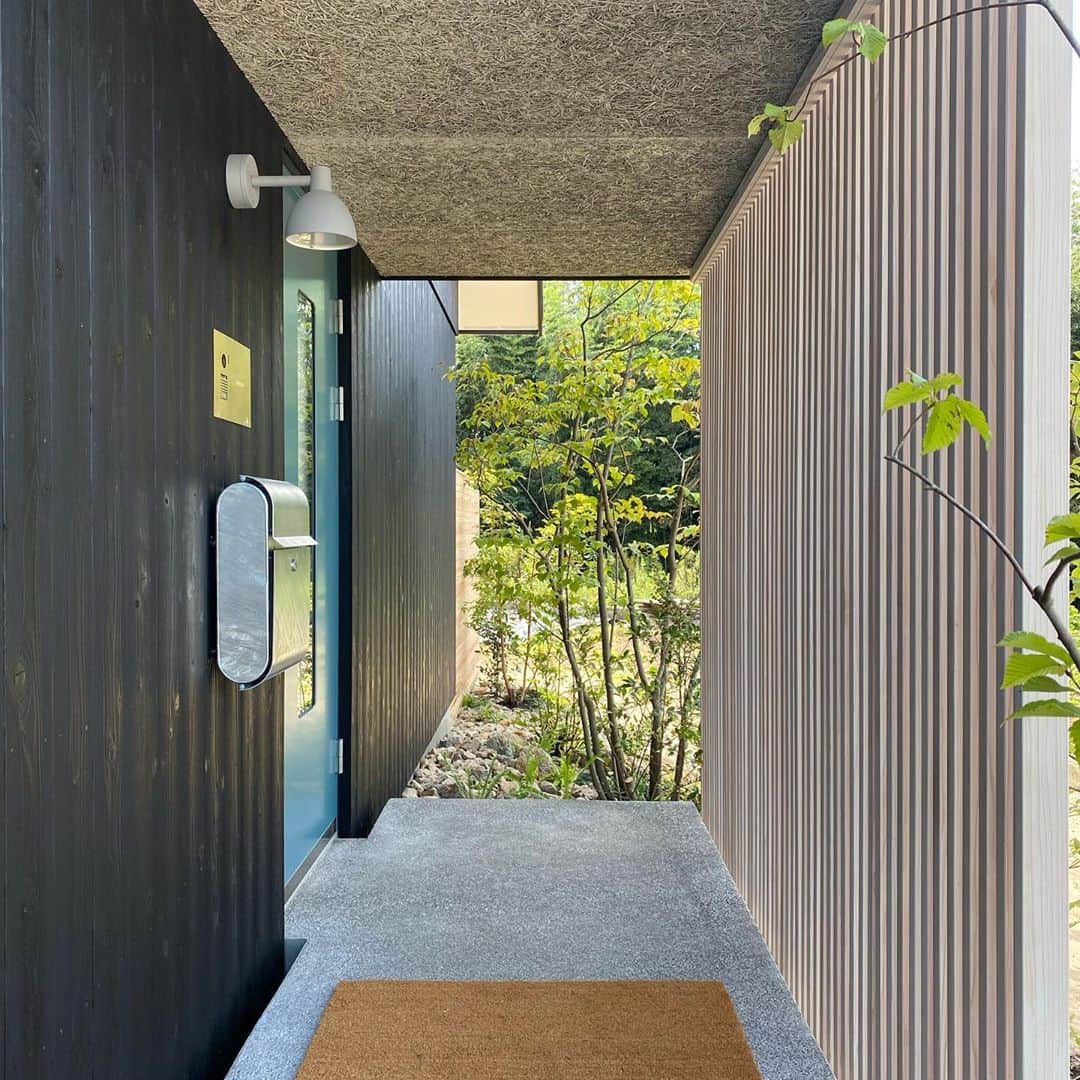 アイトフース | 北欧住宅｜注文住宅｜広島・岡山・山口さんのインスタグラム写真 - (アイトフース | 北欧住宅｜注文住宅｜広島・岡山・山口Instagram)「先週の完成見学会では、岡山や山口からも参加いただき、誠にありがとうございました。実際に建築させて頂いているお住まいがモデルハウスと同じ仕様ということに信頼と安心感を持っていただける。25周年を期に過去のリアルな施工事例をweb上に設けましたので、ぜひご覧下さい！ #完成見学会 #Anniversary25th #アイトフースライフ #和と北欧 #住まいづくり #家事労働1/2以下に #注文住宅 #広島の注文住宅 #サスティナブル #木と漆喰 #焼杉#木製トリプルサッシ #高性能住宅 #サスティナブル #mile #オーダーキッチン」9月28日 22時41分 - aitohus
