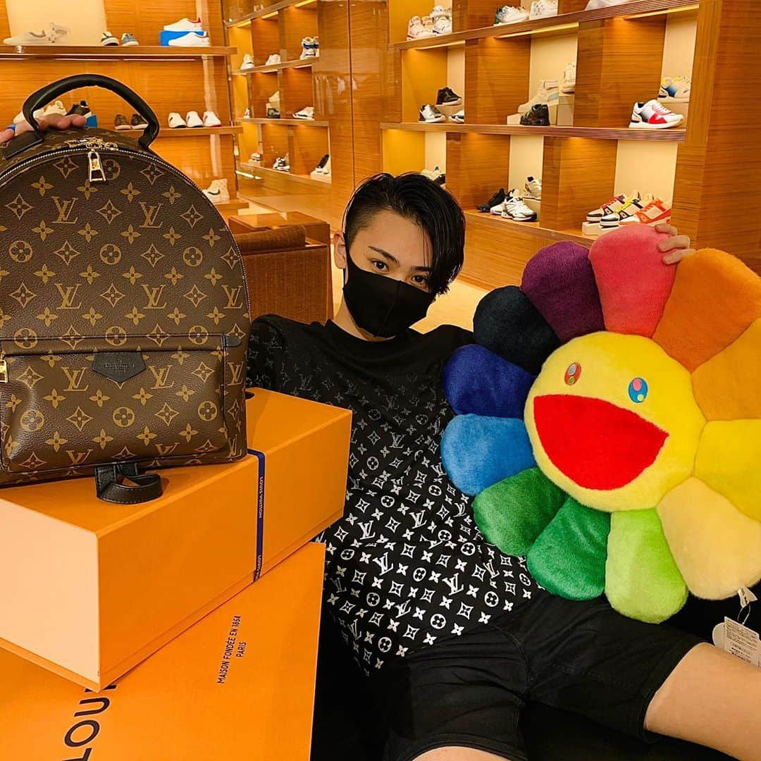 戸田英志のインスタグラム：「TODA × MURAKAMI × LOUISVUITTON﻿ ﻿ 中3から1人で通っている﻿ LOUISVUITTON 六本木ヒルズ店に﻿ 久々に行ってリュック買ってきた😂﻿ たまたま買った﻿MURAKAMI TAKASHIさんの﻿ KAIKAIKIKIクッションを持ってたら、﻿ 担当さんが﻿ 「戸田っち写真撮ってあげるよ！」﻿ って言って撮ってくれました😂﻿ ﻿ 普通なら店員さんとそんな関係は﻿築けないと思う。﻿ ましてやLOUISVUITTONの店員さん😂﻿ ﻿皆んなして中3の頃から可愛がって頂き﻿、 僕は嬉しいです笑﻿ ﻿ ちなみにこれからの戸田は﻿ 完全にキャラ変更✌️﻿ 炎上キャラとはおさらば👋﻿ 俺にはそのキャラは必要ない。﻿ ここからはみんなを楽しませる為に﻿ ネタ系TikTokを投稿しながら﻿ ガッツリインスタではビジネスマンとして﻿ バリバリ活動していきます💪﻿ 皆んな楽しみにしててね‼️✨﻿ ﻿ #murakamitakashi #kaikaikiki #kaws #supreme﻿ #louisvuitton #gucci #offwhite #balenciaga ﻿ #シュプリーム #ルイヴィトン #グッチ #オフホワイト ﻿ #カイカイキキ #村上隆﻿ #起業家 #表参道 #青山 #新宿 #渋谷 #六本木 #東京 #tokyo #YouTube #YouTuber #TikTok #TikToker #ユーチューブ #ユーチューバー #ティックトック」