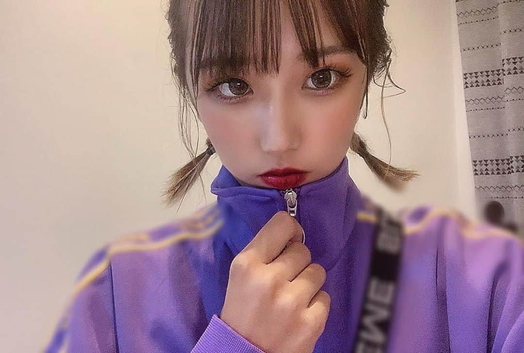のインスタグラム：「﻿ ﻿ ﻿ 私の大好きな韓国ブランドのジャージを﻿ この間プレゼントで買って貰いました🥳＂﻿ ﻿ ﻿ NATSUと韓国行った時にお願いして﻿ 本店着いてきてもらったのに私のほしい﻿ サイズの紫色の패딩( ペディン)が無くて…﻿ ﻿ ﻿ 今年こそはペディン欲しいなあ。🧏🏼‍♀️﻿ あれあったら冬でも外めっちゃ出れる（笑）﻿ ﻿ ﻿ ﻿ おやちゅみーん！﻿ ﻿ ﻿ ﻿ ﻿ ﻿  #Bs2020 #buffaloes #ORIX #bsgirls #moeka_357 #moeka #bsg #orixbuffaloes #얼짱 #좋아요그램 #일상 #패션 #코디 #일상룩 #赞 #粉我 #漂亮 #얼짱 #셀피 #한국여행 #オルチャン #얼스타그램　#카페스타그램  #ハイトーンヘア #韓国メイク #韓国ヘアー #オルチャンメイク  #おしゃれさんと繋がりたい #韓国ファッション #オルチャンヘア #タンバルモリ」