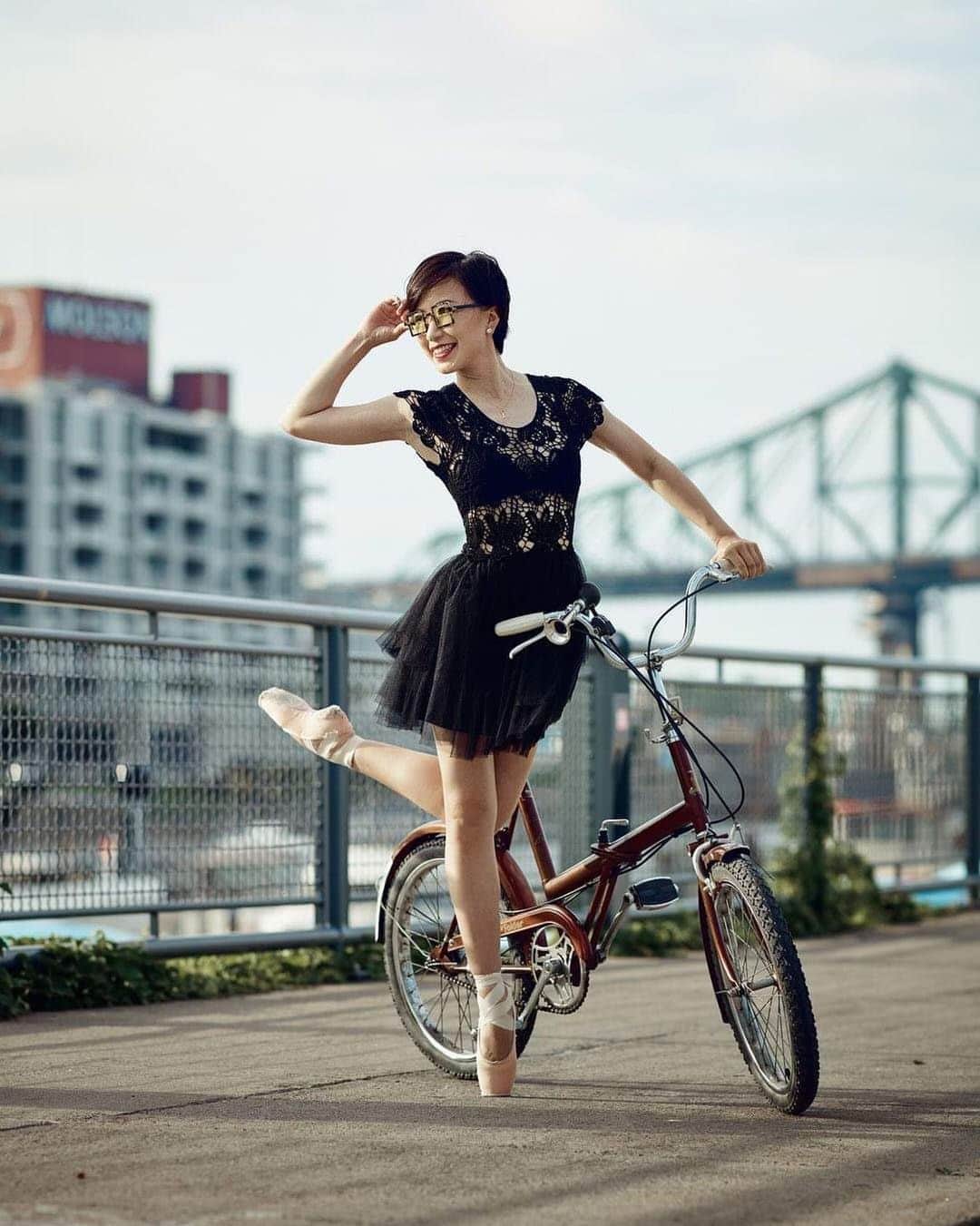 のインスタグラム：「Happy Monday! 4 weeks off is over, back to work today, time to dance!!🥳💃🌈✨ . . . . Photo by @kravetzphotographics 📸👏 @grandsballets 🇨🇦🙏 #bike#yellow#glasses#funny#sunglasses#canada#montreal#mtl#grateful#happy#outside#dance#dancephotography#photoshoot#ballet#ballerina#summer#beautiful#weather#worldwideballet#thankyou#fun#バレエ#自転車#サングラス#写真#撮影#感謝#ありがとう」