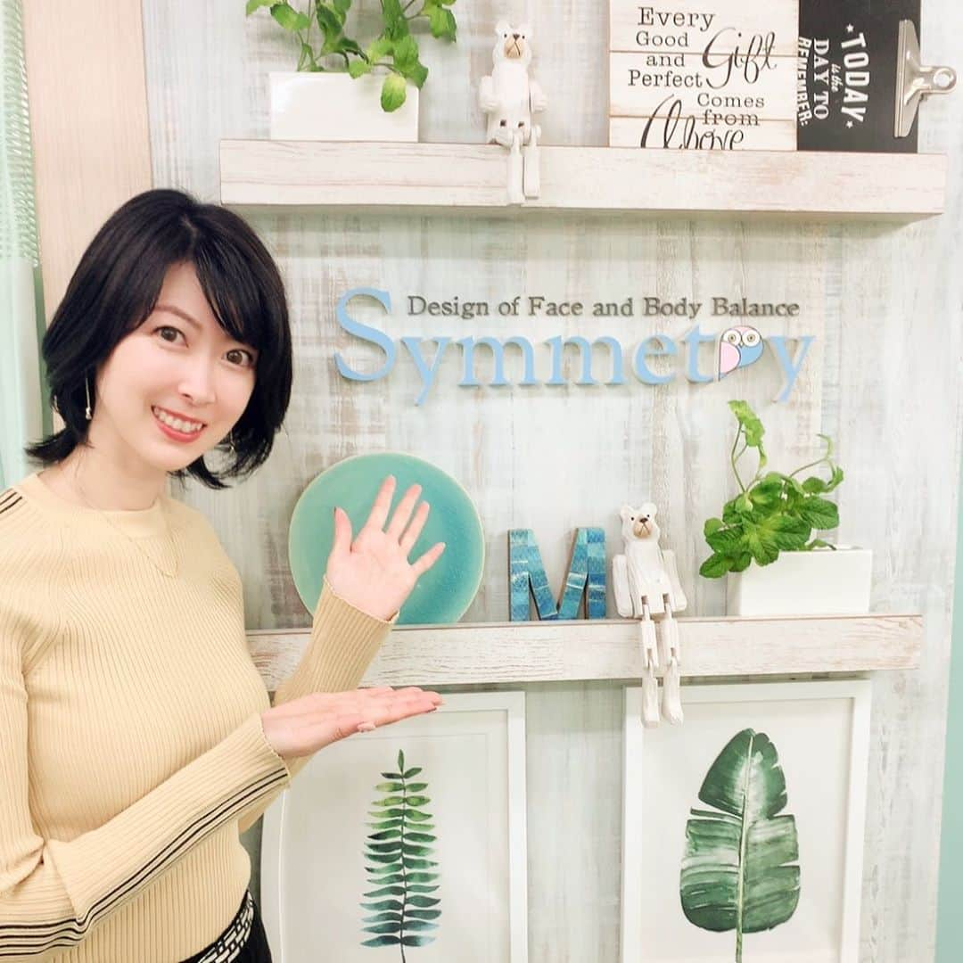 青木美香さんのインスタグラム写真 - (青木美香Instagram)「小顔矯正専門店『シンメトリー上野店』へ行ってきました♩ @symmetry_ueno  なんとお客さんの半数が男性らしいです👱‍♂️ 顔のむくみを取りに来ているらしく、美意識が高くステキだなと思いました✨  全国40店舗展開のサロンは、首からしっかりと整えて顔のケアへと😊  1番驚いたのは店長さんのビフォーアフターのお写真✨ 可愛らしい方で、丁寧にカウンセリングと施術をしてくださり、スッキリしました💖 顔のむくみ改善！おすすめです🥰  #小顔矯正 #上野小顔 #シンメトリー上野 #小顔 #顔痩せ #顔のむくみ #首コリ #pr #トリドリベース」9月28日 22時49分 - aokimikaa