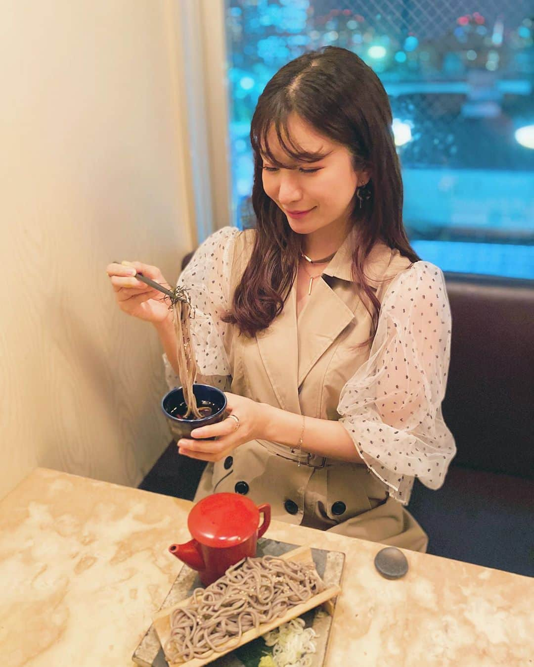 中村江莉香さんのインスタグラム写真 - (中村江莉香Instagram)「何気に初めての大井町dinner🍱 ここの#山形のお蕎麦 が美味しいから是非‼︎との噂を嗅ぎつけて行ってきました🥰💕我らが @kome_erica_official ゆかりの地🍚👩‍🌾 お蕎麦がめちゃおいしーっ🥺❤️ そして個室もあり🙏Wi-Fiもあり、、コンセントのお席もあり🔌 至れり尽くせりです。一生居れる？！笑 劇団四季CATS、東京タワーも眺められるの😝✨遅くまでやっているから今日は時間を気にせず食べて打ち合わせます‼︎ こういう居酒屋さんが増えると嬉しいです🥺🙏✨ 女子会でもリーズナブルにカジュアルに楽しめると思う💕💕🥰 ストーリーズにURLを張ったから気になる方は見て下さいね😌‼︎ @seitennotsuki ・ #打ち合わせご飯 #YouTubeクリエイター #YouTubeup #youtube更新したよ #是非みてね #中村江莉香ちゃんねる #グルメ #大井町ご飯 #アパレルディレクター #新作 #2020AW #大人ワンピース #アパレルディレクション #お気に入り #ワンピース #トレンチワンピ #販売予定 #お楽しみに #ご飯会 #美味しいお店 #居心地良し🙆 #劇団四季 #個室 #cats #ウーミーPR #インフルエンサー #インスタグラマー #株式会社jeweriybox #jeweriybox wear // @forget_m_n」9月28日 22時49分 - erica_nakamura