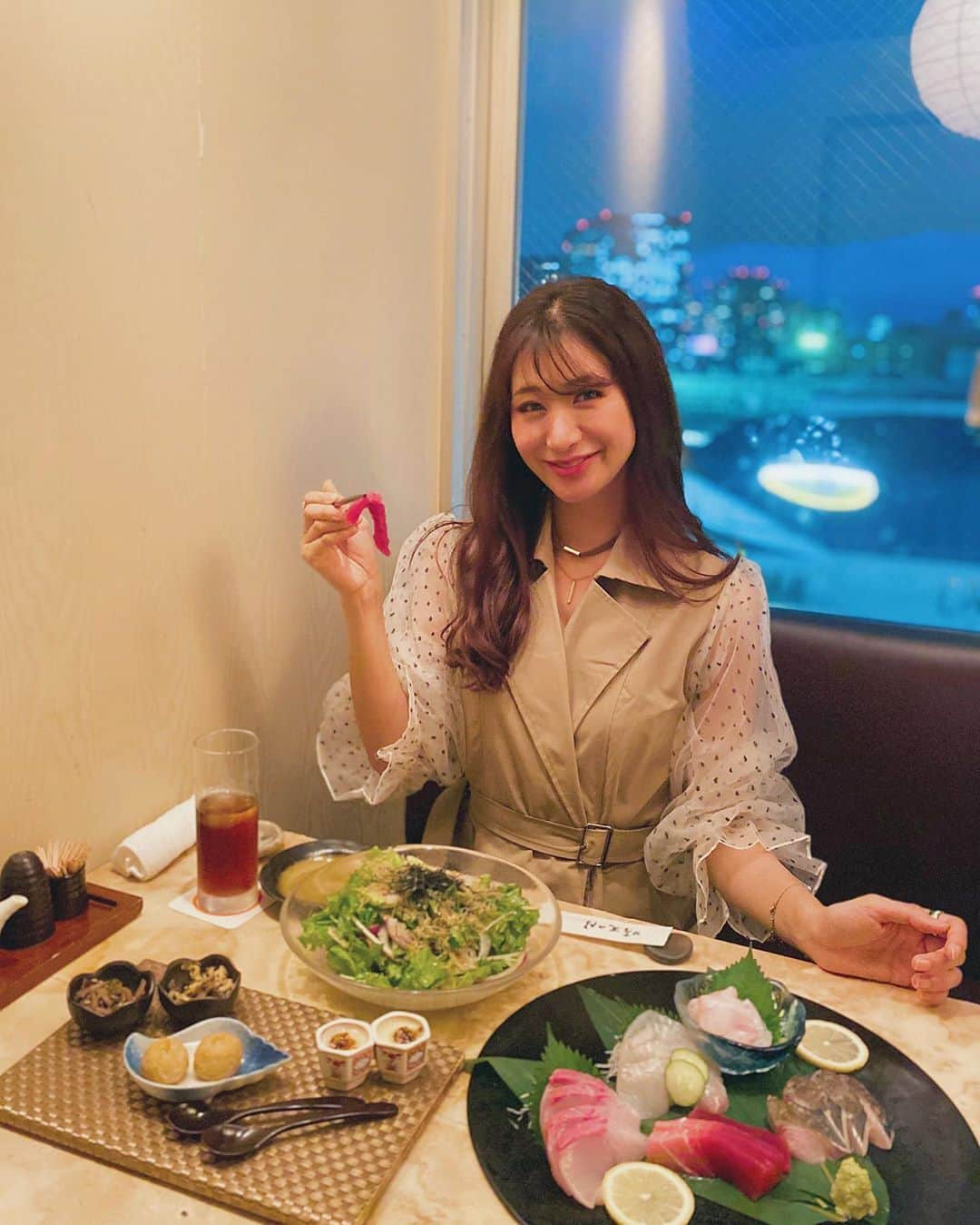 中村江莉香さんのインスタグラム写真 - (中村江莉香Instagram)「何気に初めての大井町dinner🍱 ここの#山形のお蕎麦 が美味しいから是非‼︎との噂を嗅ぎつけて行ってきました🥰💕我らが @kome_erica_official ゆかりの地🍚👩‍🌾 お蕎麦がめちゃおいしーっ🥺❤️ そして個室もあり🙏Wi-Fiもあり、、コンセントのお席もあり🔌 至れり尽くせりです。一生居れる？！笑 劇団四季CATS、東京タワーも眺められるの😝✨遅くまでやっているから今日は時間を気にせず食べて打ち合わせます‼︎ こういう居酒屋さんが増えると嬉しいです🥺🙏✨ 女子会でもリーズナブルにカジュアルに楽しめると思う💕💕🥰 ストーリーズにURLを張ったから気になる方は見て下さいね😌‼︎ @seitennotsuki ・ #打ち合わせご飯 #YouTubeクリエイター #YouTubeup #youtube更新したよ #是非みてね #中村江莉香ちゃんねる #グルメ #大井町ご飯 #アパレルディレクター #新作 #2020AW #大人ワンピース #アパレルディレクション #お気に入り #ワンピース #トレンチワンピ #販売予定 #お楽しみに #ご飯会 #美味しいお店 #居心地良し🙆 #劇団四季 #個室 #cats #ウーミーPR #インフルエンサー #インスタグラマー #株式会社jeweriybox #jeweriybox wear // @forget_m_n」9月28日 22時49分 - erica_nakamura