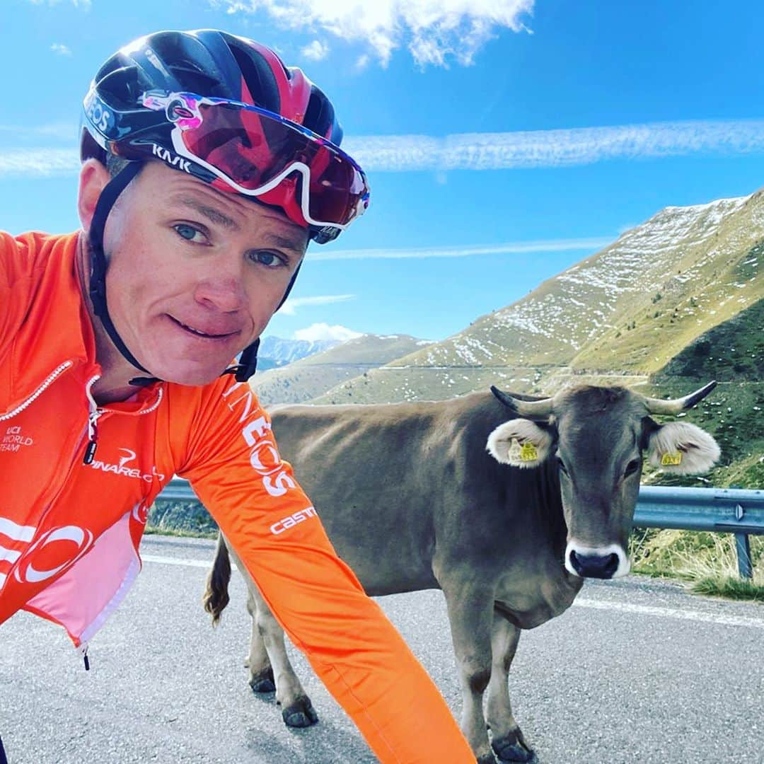 クリス・フルームのインスタグラム：「Just another day out #cycling in #Andorra 😁🐮 #ilovemyjob 🚴🏼💨」