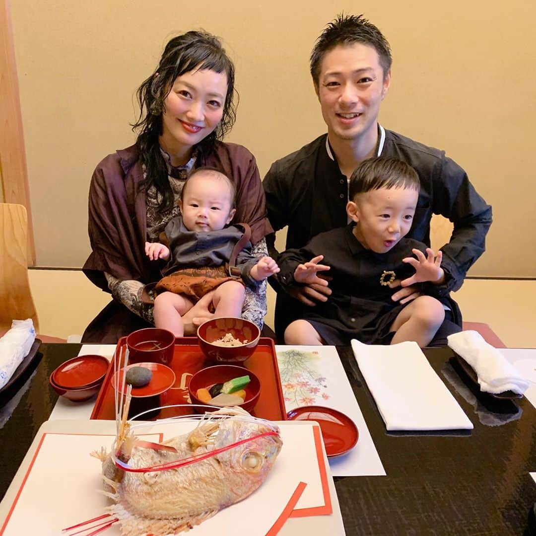 田中真奈美さんのインスタグラム写真 - (田中真奈美Instagram)「シュンタ㊗️100日💕✨ . お食い初め👶🏻🥢✨一生食べ物に困りませんように🙏🏻✨✨✨💕 . 3枚目はリョータのお食い初めの写真👦🏻✨💕大きくなったね🥺✨ . 質問にもいただいてたんですがこちらは桜坂の観山荘✨2人共お世話になりました👶🏻👦🏻💕 . シュンタは前日の写真撮影は絶好調だったんですがお食い初めは寝てるか泣いてました😁💕 . リョータはお店の方にも優しくしていただいて絶好調に騒ぎまくってました😂個室で良かった〜🙏🏻💦笑 . #お食い初め #男子2人ママ👩‍👦‍👦  #リョータの秋遊び🌰」9月28日 22時52分 - manami717