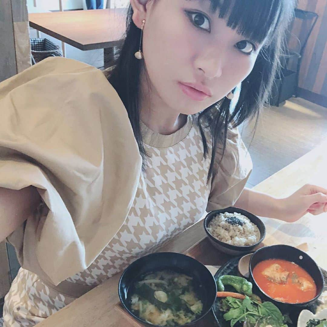 根岸可蓮さんのインスタグラム写真 - (根岸可蓮Instagram)「🌸 「やはり俺の青春ラブコメはまちがっている。完」 ※語彙力ないです 俺ガイル今回書くの2回目なので 軽く説明📝 主人公ひねくれたぼっち(ひどい)のヒッキーが「奉仕部」に入部して 同じ部活に所属する 雪乃ちゃんやガハマちゃん(推し)と 人間関係などの問題や生徒会の手伝い 幅広い案件をこなしていました🤔 そして俺ガイル。完がついに終わってしまった… はぁぁぁぁぁぁぁぁ😭😭😭 最終回まで全部良かったよ🤦‍♀️ 良すぎて軽く死ねる🤦‍♀️ 最終回観てる時のかれんずっとこれ→🤦‍♀️ てか最終回放送してからどれくらい経った？ 全然俺ガイルが身体から抜けないよね😢 (てか他の夏アニメも寂しすぎる🥺) (アニメ終わる時いつもこんな感じ) 3月の卒業式に向けてブロムを手伝って欲しいと求められるが 奉仕部メンバーが微妙な関係になっていくのが少し辛かった😓 まちがい続けた青春は、本物を見つける最終章へ 🍃🌸 ヒッキー達の願いや問題をどうするのか…というストーリーで 回りくどい行動がドキドキしたり それぞれの気持ちの告白も感動した💭 ガハマちゃんが好きだけど 雪乃ちゃんも、いろはすちゃんも、小町ちゃんも、平塚先生も みんな好きだから みんな幸せになって欲しいの 全員が完璧に幸せになることは難しいけど みんなの笑顔がみれてかれんは嬉しかった☺️ そして最終回の雪乃ちゃんが可愛いすぎた🥰 てか、ヒッキーも可愛いすぎた🥰 「まって、可愛い、やだ何この子超可愛い」 かれんからしたら2人ともこれですよ😌 ピュアというか、不器用というか、 尊すぎて涙出てくるわ😂 プロム終わりの雪乃ちゃんのアレも… 音楽のタイミングも完璧すぎて好き✨ 死ぬほどめんどくさいのが死ぬほど可愛い 最終回はヒッキーが視聴者(私)がいいたいこと全部言ってくれた😏 最後の最後、奉仕部が完全に部活動となった 最初のお客さんが、最初の相談が また心がぐっとくる温かさがありました💭 俺ガイル最高だね😆 やっはろ〜🙌 ※ ※ 🍴いつかの日のランチ ※ ※ ※ #たこやきレインボー #たこ虹 #tacoyakirainbow #taconiji #根岸可蓮 #れんれん #Renstagram #アニメ好き #ランチ #lunch #玄三庵 #ワンスポ #onespo #kawaii #fashion #jfashion #instagood #follow #れんれんドキドキでーす」9月28日 22時52分 - negishikaren_official