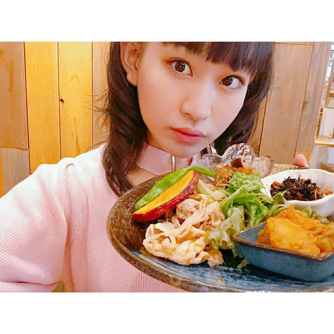 根岸可蓮さんのインスタグラム写真 - (根岸可蓮Instagram)「🌸 「やはり俺の青春ラブコメはまちがっている。完」 ※語彙力ないです 俺ガイル今回書くの2回目なので 軽く説明📝 主人公ひねくれたぼっち(ひどい)のヒッキーが「奉仕部」に入部して 同じ部活に所属する 雪乃ちゃんやガハマちゃん(推し)と 人間関係などの問題や生徒会の手伝い 幅広い案件をこなしていました🤔 そして俺ガイル。完がついに終わってしまった… はぁぁぁぁぁぁぁぁ😭😭😭 最終回まで全部良かったよ🤦‍♀️ 良すぎて軽く死ねる🤦‍♀️ 最終回観てる時のかれんずっとこれ→🤦‍♀️ てか最終回放送してからどれくらい経った？ 全然俺ガイルが身体から抜けないよね😢 (てか他の夏アニメも寂しすぎる🥺) (アニメ終わる時いつもこんな感じ) 3月の卒業式に向けてブロムを手伝って欲しいと求められるが 奉仕部メンバーが微妙な関係になっていくのが少し辛かった😓 まちがい続けた青春は、本物を見つける最終章へ 🍃🌸 ヒッキー達の願いや問題をどうするのか…というストーリーで 回りくどい行動がドキドキしたり それぞれの気持ちの告白も感動した💭 ガハマちゃんが好きだけど 雪乃ちゃんも、いろはすちゃんも、小町ちゃんも、平塚先生も みんな好きだから みんな幸せになって欲しいの 全員が完璧に幸せになることは難しいけど みんなの笑顔がみれてかれんは嬉しかった☺️ そして最終回の雪乃ちゃんが可愛いすぎた🥰 てか、ヒッキーも可愛いすぎた🥰 「まって、可愛い、やだ何この子超可愛い」 かれんからしたら2人ともこれですよ😌 ピュアというか、不器用というか、 尊すぎて涙出てくるわ😂 プロム終わりの雪乃ちゃんのアレも… 音楽のタイミングも完璧すぎて好き✨ 死ぬほどめんどくさいのが死ぬほど可愛い 最終回はヒッキーが視聴者(私)がいいたいこと全部言ってくれた😏 最後の最後、奉仕部が完全に部活動となった 最初のお客さんが、最初の相談が また心がぐっとくる温かさがありました💭 俺ガイル最高だね😆 やっはろ〜🙌 ※ ※ 🍴いつかの日のランチ ※ ※ ※ #たこやきレインボー #たこ虹 #tacoyakirainbow #taconiji #根岸可蓮 #れんれん #Renstagram #アニメ好き #ランチ #lunch #玄三庵 #ワンスポ #onespo #kawaii #fashion #jfashion #instagood #follow #れんれんドキドキでーす」9月28日 22時52分 - negishikaren_official