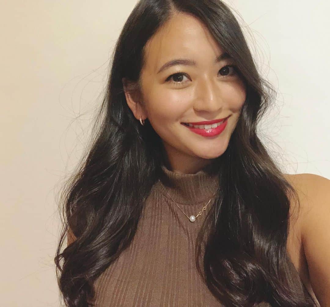 西田有沙のインスタグラム：「普段巻かない私が巻いてみた日。昔から巻き髪が似合わないと思い続けてるからなかなか巻かないんだぁ。巻き方にもよるんだろうけど…ロングになったしこれから色々トライしてみようかな？🥺#longhair #hairstyle #blackhair」