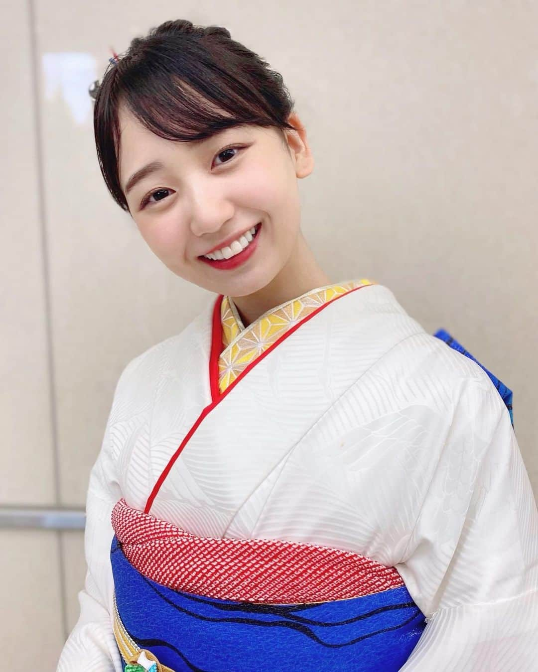 大場あゆみさんのインスタグラム写真 - (大場あゆみInstagram)「こんばんは🌿﻿ ﻿ 浅草公会堂で、私が通っている着付け教室の﻿ 創立50周年記念学院祭が行われました👘﻿ ﻿ 私はきものショーの「白掛下」モデルとしてステージに立ちました！﻿ ﻿ 白掛下は、花嫁さんが着る白無垢(打掛け)の下に着る振袖のことです﻿ 帯は薔薇の形になっています🌹﻿ 白い掛下に色鮮やかな帯がとても良く映えて素敵ですよね☺️✨﻿ ﻿ きものショー以外にも素晴らしい演目が盛り沢山で、﻿ 出演者としても観客としても着物の魅力をじっくり楽しむことの出来る学院祭でした！﻿ ﻿ ﻿ 本日も#あゆポチ﻿ して頂けたら嬉しいです🌾﻿ ﻿ #日本女子大学 #コンテスト #ミス日本女子 #ミスコンテスト #あゆポチ #あゆたぴ #ポートレート #ポトレ #被写体 #サモロ #サロモ希望 #着物 #きもの #コーデ #ヘアアレンジ #掛下 #白無垢 #浅草 #帯結び #日本 #記念」9月28日 22時57分 - ayumi__oba