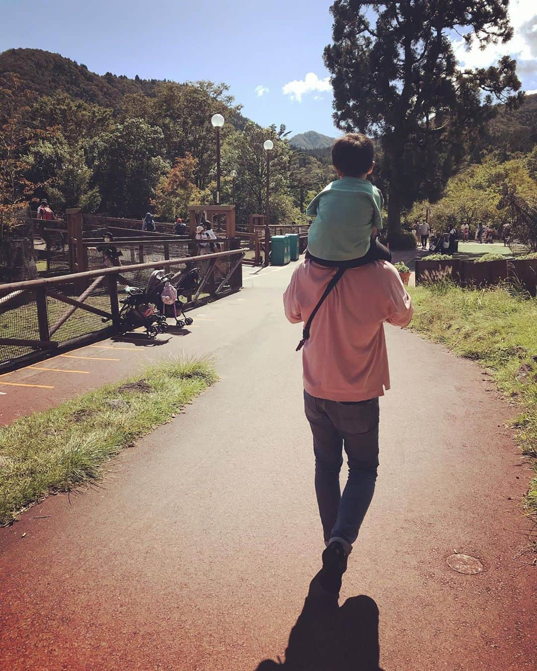 小西ゆりなさんのインスタグラム写真 - (小西ゆりなInstagram)「プチ旅行終わり👨‍👩‍👦 また明日から頑張ろう💪✨ #プチ旅行 #富士山 #家族旅行 #明日から現場 #また明日から頑張ろう #父と息子 #父と息子シリーズ」9月28日 22時58分 - yurina_konishi