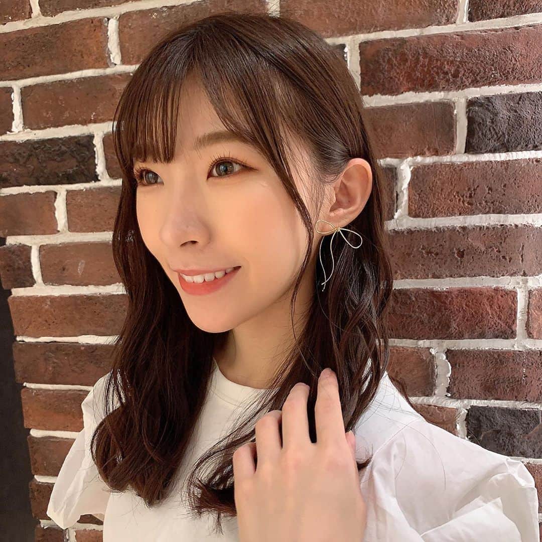 岩佐美咲のインスタグラム：「多田愛佳ちゃんのブランドのトップスと長野せりなちゃんセレクトのピアス。﻿ 友達コラボコーデ。﻿ ﻿ ﻿ #コーディネート #洋服 #ファッション #ピアス #アクセサリー #ootd #fashion #earrings #earring #bojogae #fialy」