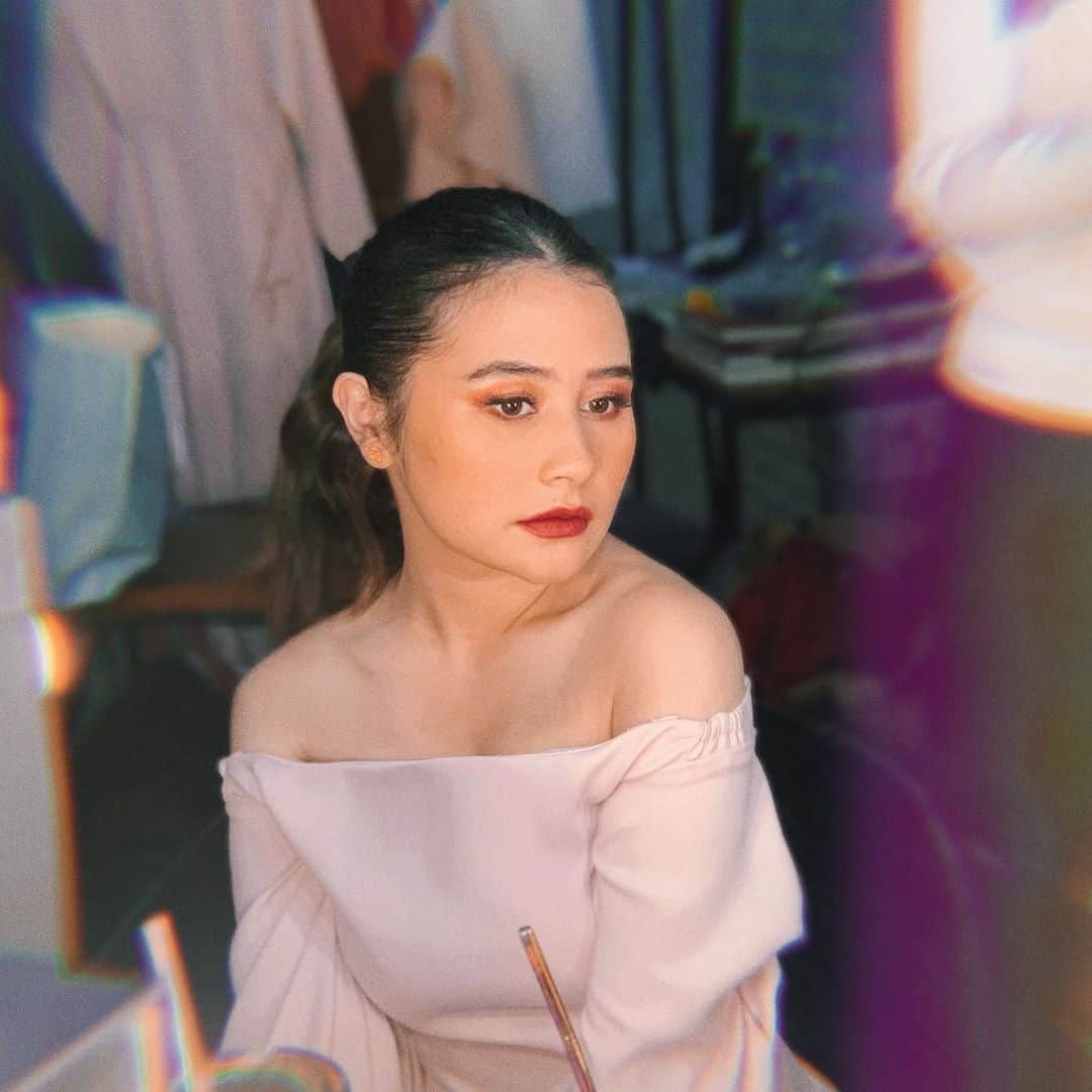 Prilly Latuconsinaさんのインスタグラム写真 - (Prilly LatuconsinaInstagram)「Life is too short to waste any amount of time on wondering what other people think about you. In the first place, if they had better things going on in their lives, they wouldn't have the time to sit around and talk about you, commenting on your looks, your hair, your dress, how tall you are or even the way you live your life. Granted that it’s anyone’s right what they spend their energy on, but it’s also my right to believe that what's important to me is not others' opinions of me, but what's important to me is my opinion of myself.  You can be the most beautiful person in the world and everybody sees light and rainbows when they look at you, but if you yourself don't know it, all of that doesn't even matter. Every second that you spend on doubting your worth, every moment that you use to criticize yourself; is a second of your life wasted, is a moment of your life thrown away.   My message to dear friends and loved-ones:  “Dare to love yourself as if you were a rainbow with gold at both ends”  #selflove #iamwhoiam」9月28日 23時03分 - prillylatuconsina96