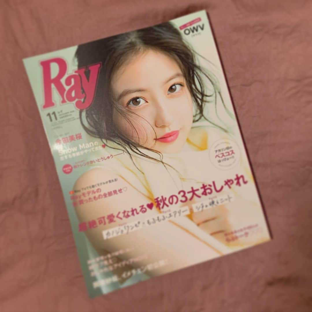 TakeuchiAyaka さんのインスタグラム写真 - (TakeuchiAyaka Instagram)「. . 🥨Ray11月号🥨 スキンケアの基礎と 骨格診断による秋トレンドコーデに 載ってます！ . 着ぶくれしやすい季節に 自分の体型に似合う服がわかります❤︎ . ぜひチェックしてみてください🍁 . . #Ray #11月号 #今田美桜 #さん #美しい #スキンケア #基礎 #保湿 #マッサージ #骨格診断 #秋服 #秋トレンドコーデ #ウェーブ #ナチュラル #ストレート #raymagazine #magazine #autumn  #fashion #trend #skeletons #0929」9月28日 23時06分 - _.a__a__a._