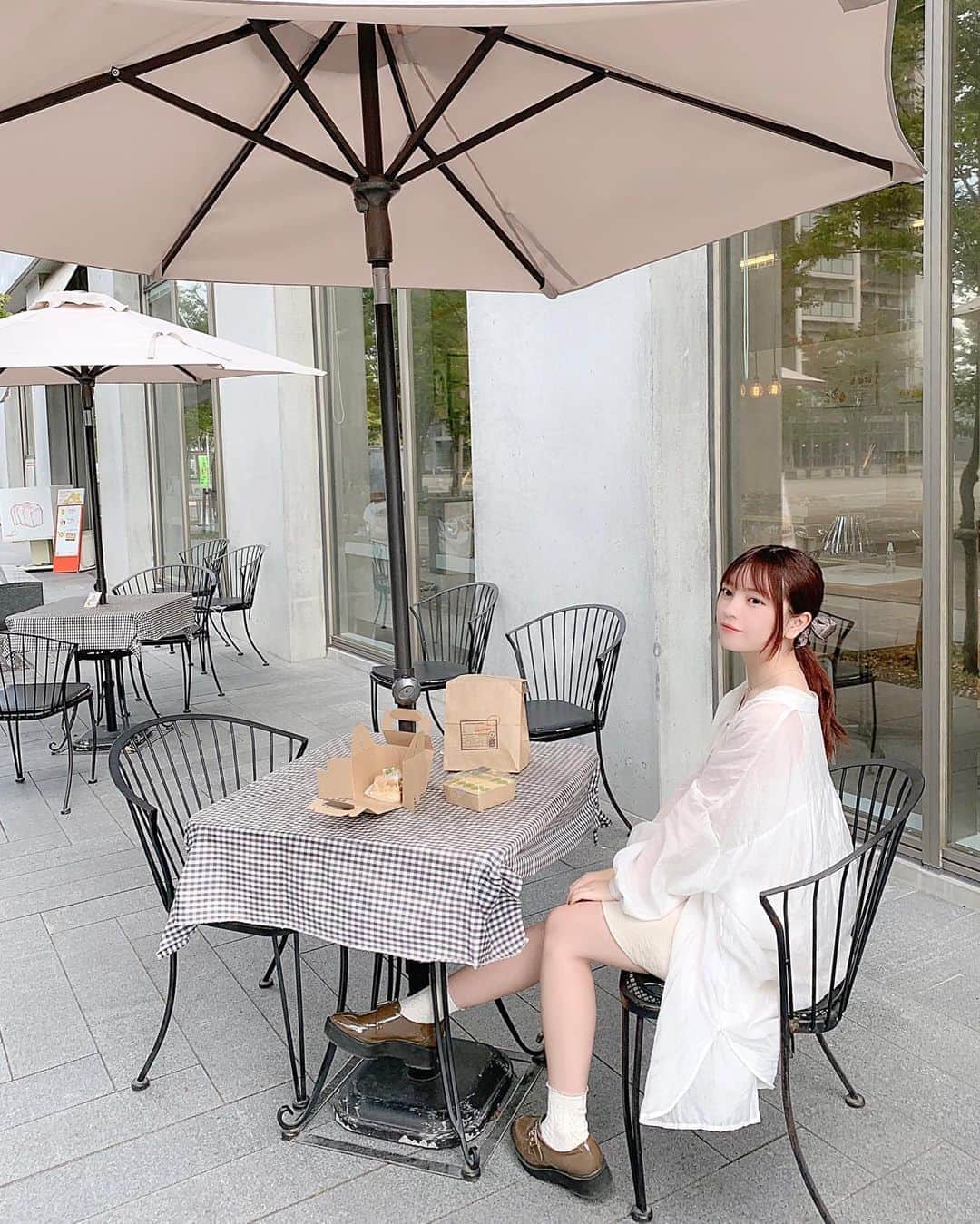 廣川奈々聖のインスタグラム：「． 朝にパン屋さん巡りしたとき🐇☁️﻿ オフモードです 、笑﻿ ﻿ ここのフルーツサンド美味しかったので﻿また載せる、、！🍞 ﻿ ﻿ ﻿ ﻿#ななせのふく#パン屋さん巡り#福岡#私服#セットアップコーデ#ワントーンコーデ#ベージュコーデ #stellatokyo#ootdfashion」