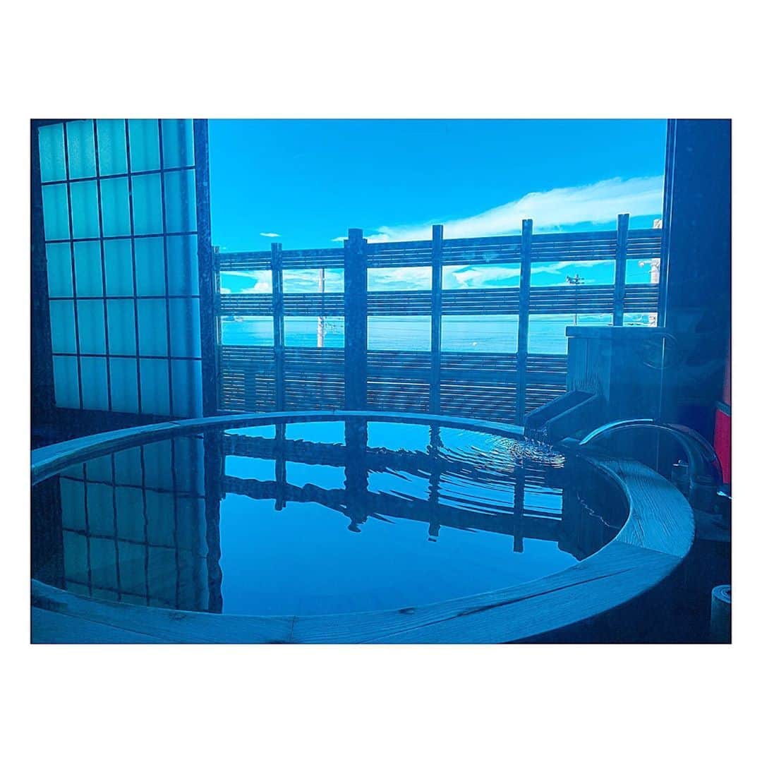 高橋由真さんのインスタグラム写真 - (高橋由真Instagram)「♨️✨♨️✨♨️✨♨️  伊豆旅行pic♡  土肥にある旅館に泊まったんだけど、客室露天風呂からは海が見えて眺め最高🌊✨  とーーーーっても素敵な旅館でした🥺💕  温泉って良きよね〜🤤❤️❤️ 癒されるぅうぅうー！！！  #旅館 #旅行 #伊豆 #土肥 #夫婦 #♨️ #🌊 #💕」9月28日 23時13分 - yumachi1021