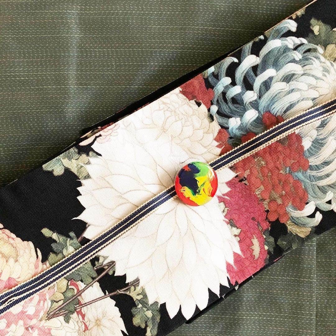 岡田育さんのインスタグラム写真 - (岡田育Instagram)「🍂 Autumn Kimono Started 🍂 . ちょうどいい気候。スノコ棚が空輸できないので竹製シューズラック改造して着物収納作りました。 #北斎応為菊図 #chrysanthemum #hokusaikatsushika #hokusai #oikatsushika #葛飾北斎 #応為 . 👘 : kimonoteaqp 🎀 : @gofukuyasan 🎗 : @kimonomodern 💍 : @mam 💎 : @bushoan  —— #hitoekimono #hitoe #autumnkimono #japanesekimono #単衣 #吉弥結び #半幅帯 #👘🔰 #古着着物 #変わり横段模様 #き楽っく #半襟 #真田紐 #kimonostyle #kimonofashion #ikuokada #岡田育」9月28日 23時13分 - okadaic