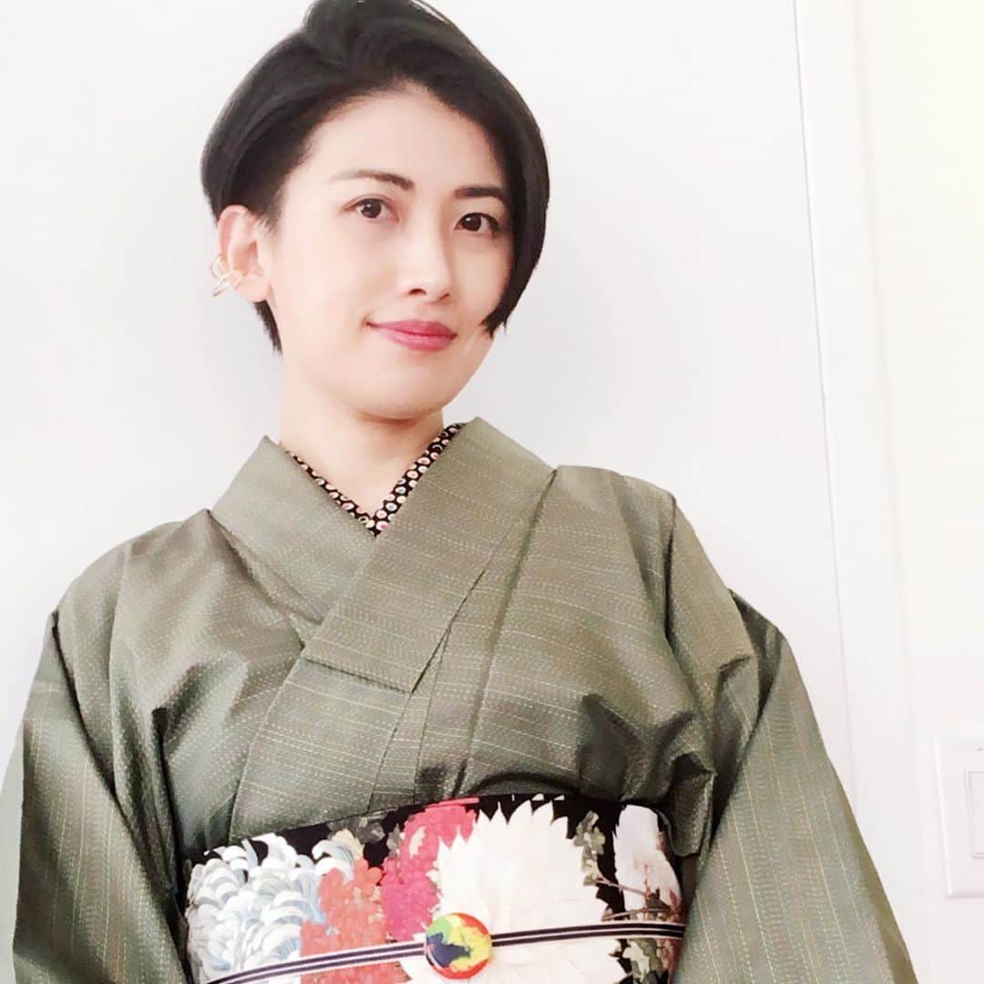 岡田育さんのインスタグラム写真 - (岡田育Instagram)「🍂 Autumn Kimono Started 🍂 . ちょうどいい気候。スノコ棚が空輸できないので竹製シューズラック改造して着物収納作りました。 #北斎応為菊図 #chrysanthemum #hokusaikatsushika #hokusai #oikatsushika #葛飾北斎 #応為 . 👘 : kimonoteaqp 🎀 : @gofukuyasan 🎗 : @kimonomodern 💍 : @mam 💎 : @bushoan  —— #hitoekimono #hitoe #autumnkimono #japanesekimono #単衣 #吉弥結び #半幅帯 #👘🔰 #古着着物 #変わり横段模様 #き楽っく #半襟 #真田紐 #kimonostyle #kimonofashion #ikuokada #岡田育」9月28日 23時13分 - okadaic
