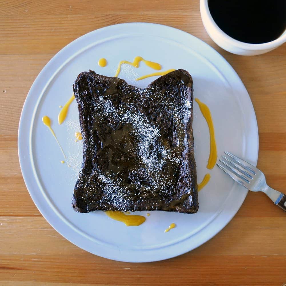 山崎佳のインスタグラム：「Today’s breakfast. ココア多めのココアフレンチトーストに、オレンジジュースと砂糖とバターを煮詰めたソース。ほろ苦でソースも濃厚、大人な味。」