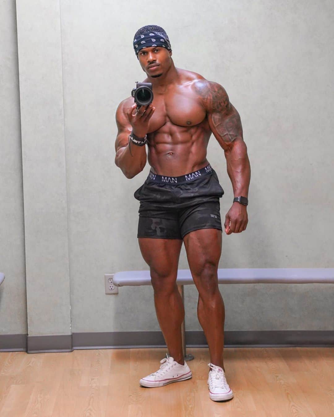 Simeon Pandaさんのインスタグラム写真 - (Simeon PandaInstagram)「Smash each & every session this week 💪🏾 Crazy pump courtesy of @innosupps Max Strength 💥 on the weekend 😅⁣ ⁣ 🔥 Download my diet & full training routines at SIMEONPANDA.COM⁣⁣⁣⁣⁣⁣ ⁣ 💵 Sign up to the @elimin8challenge for your chance to win a share of $6,000 💵 just to get in the best shape of your life 💪 Head to Elimin8.com  Link in bio⁣⁣⁣ ⁣⁣⁣ 👉 Be sure to SUBSCRIBE to my YouTube channel: YouTube.com/simeonpanda 👈⁣⁣⁣⁣⁣⁣⁣⁣⁣ Many more 🏠 home workouts all FREE at Youtube.com/simeonpanda ⁣⁣⁣⁣⁣⁣⁣⁣⁣ ⁣⁣⁣⁣⁣⁣ 💊 Follow @innosupps INNOSUPPS.COM ⚡️ for the supplements I use👌🏾⁣⁣⁣⁣⁣⁣⁣ ⁣⁣⁣⁣⁣ #simeonpanda ⁣」9月28日 23時27分 - simeonpanda