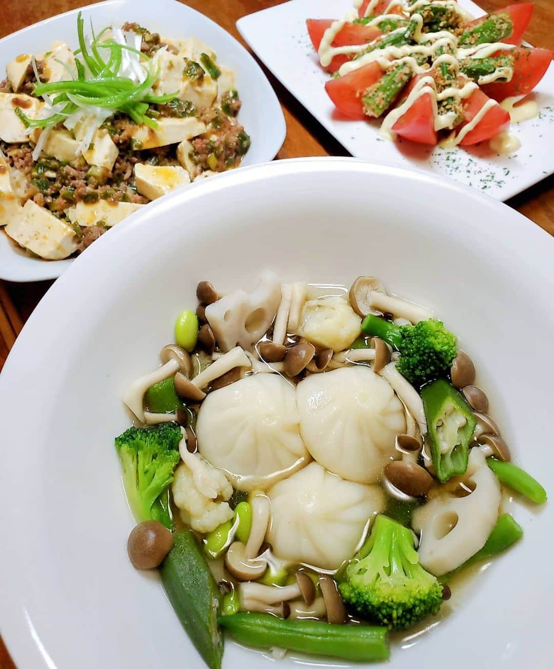 山咲トオルさんのインスタグラム写真 - (山咲トオルInstagram)「中華#おひとりさまごはん 。 #麻婆豆腐丼 と「#具だけ っ！？」的な#小籠包スープ 。 #トマトサラダ もね。 ご覧の皆さんも出来るだけ、根菜、緑黄色野菜を摂取する様に意識なさって下さいよ～！  ねっ。  #体に優しい #バランスの良い #美味しい食卓 を。 #頼りになる #冷凍食材 #SLCreations #エスエルクリエーションズ #SLミート #SLポーク #おうちごはん #家庭料理 #手料理 #無添加 #安全安心 #食品宅配 ←#お取り寄せ ネ！  #山咲トオル #toruyamazaki」9月28日 23時28分 - yamazakitoru_official