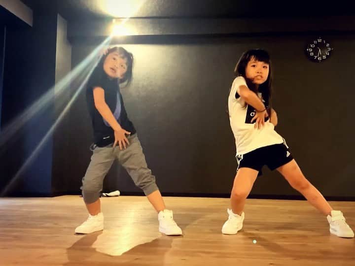 Asuka Fujimoriのインスタグラム：「🍒ことりお🍒 @nickiminaj  それぞれひとりでちゃんと自分で鏡と向き合うことが出来てきたことが感じれて先生すごーーーく嬉しかったのよ🥰 #偉そうな顔角度得意なりお #謎の肩スキルことは #踊り終わった顔どんなよ @studio_054」