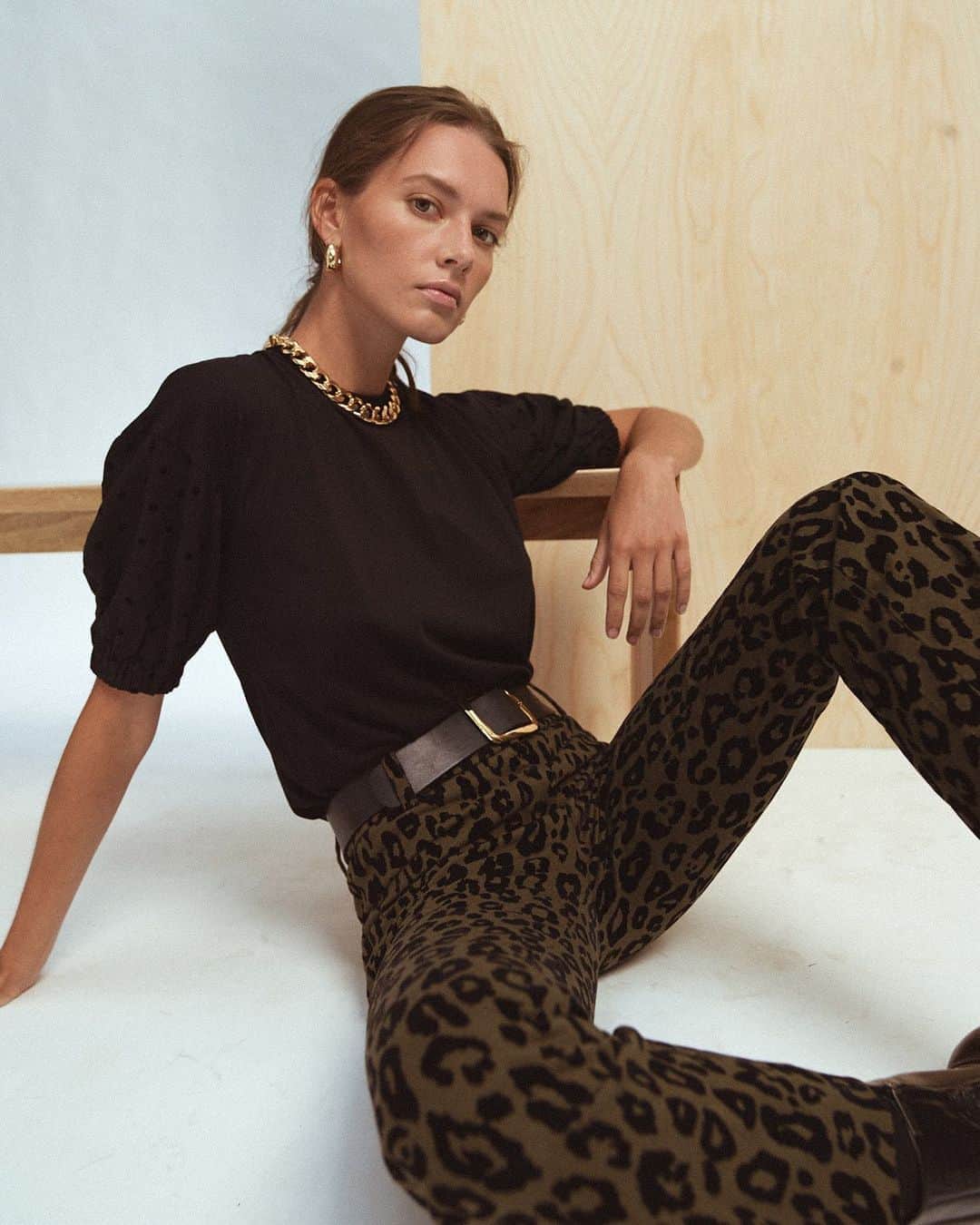 デレクラムのインスタグラム：「Cool spotting: The Corina cropped flare trousers in an unexpected animal print twill.」