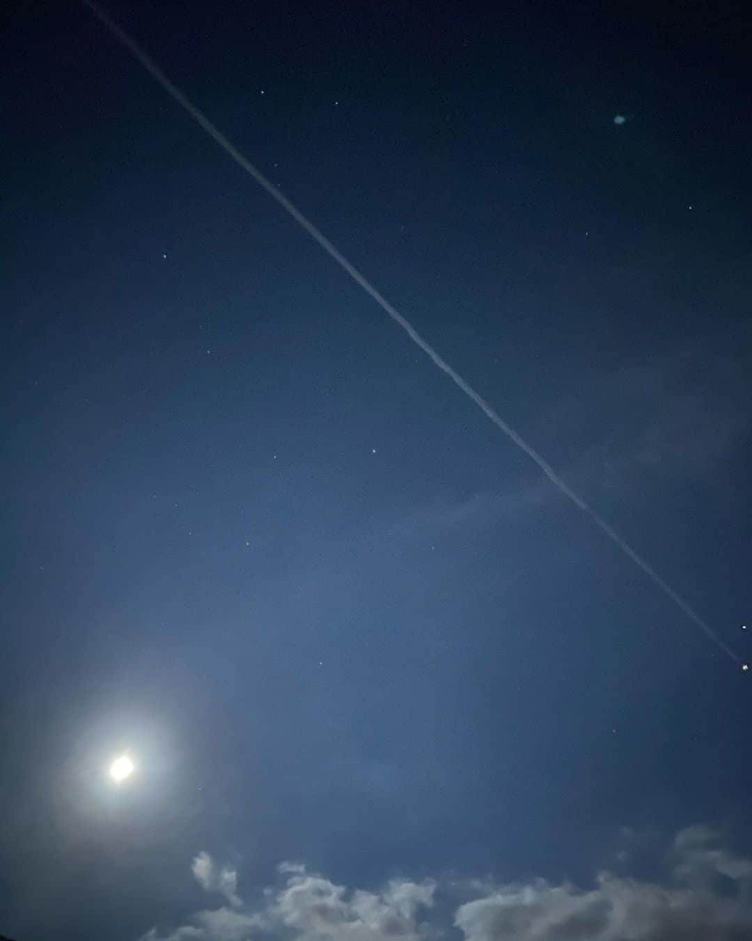 板谷由夏 さんのインスタグラム写真 - (板谷由夏 Instagram)「月と夜の飛行機雲」9月28日 23時25分 - yukaitaya