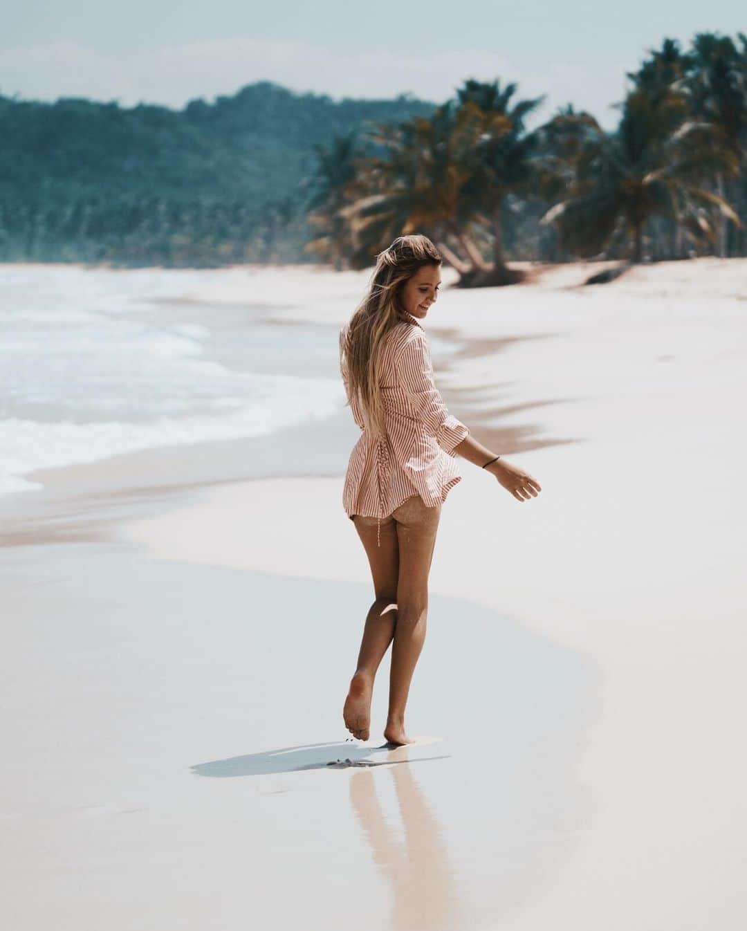 サシャ・カリスさんのインスタグラム写真 - (サシャ・カリスInstagram)「I’m a bird!  📸 @jackbatesphotography  Missing the DR.... Should we go back? 🌴」9月28日 23時26分 - _bahamasgirl_