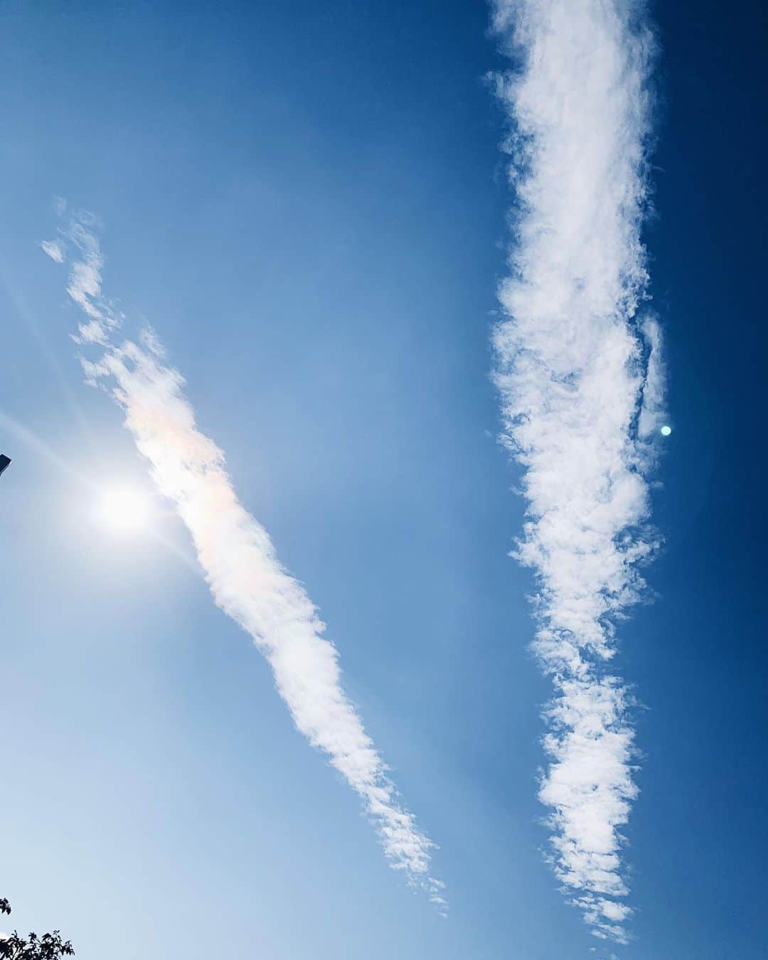小林玲のインスタグラム：「二本雲が並んでた時の☁️おやすみ〜♪」