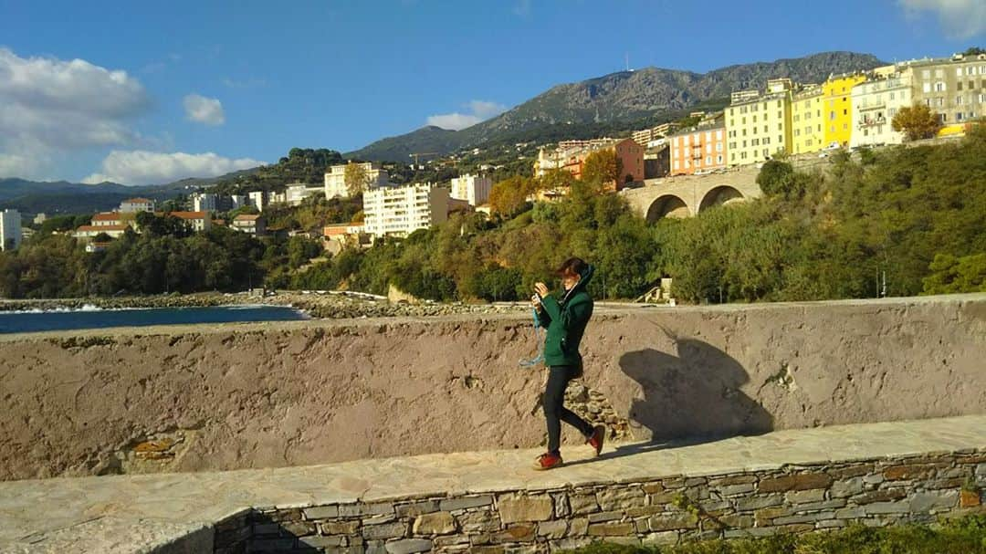 塩見珠希さんのインスタグラム写真 - (塩見珠希Instagram)「バスティアの秋 #Corsica #Corse #秋服 #Bastia」9月28日 23時30分 - _shiomi6