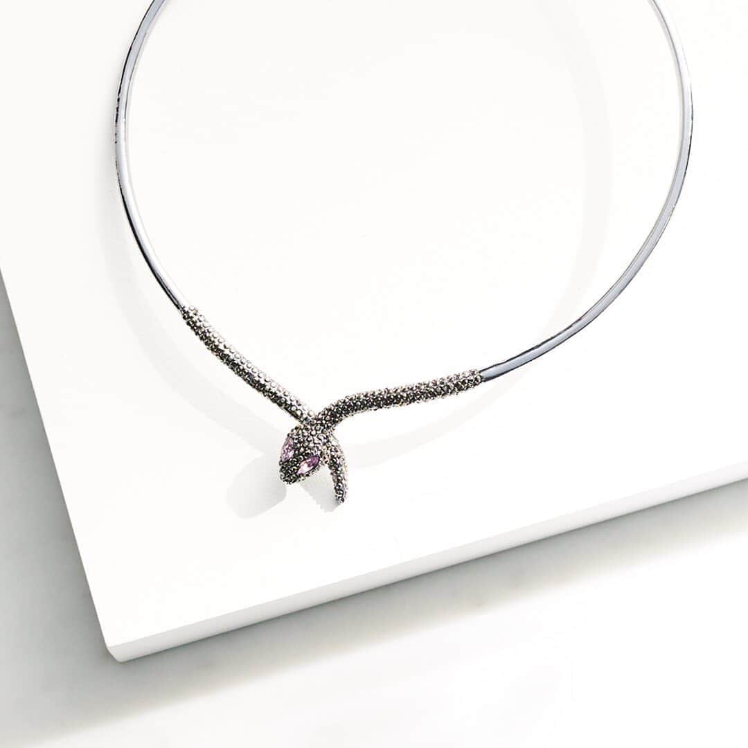 ロック&リパブリックのインスタグラム：「Edgy yet elegant. 🐍 #Kohls #SimplyVera」
