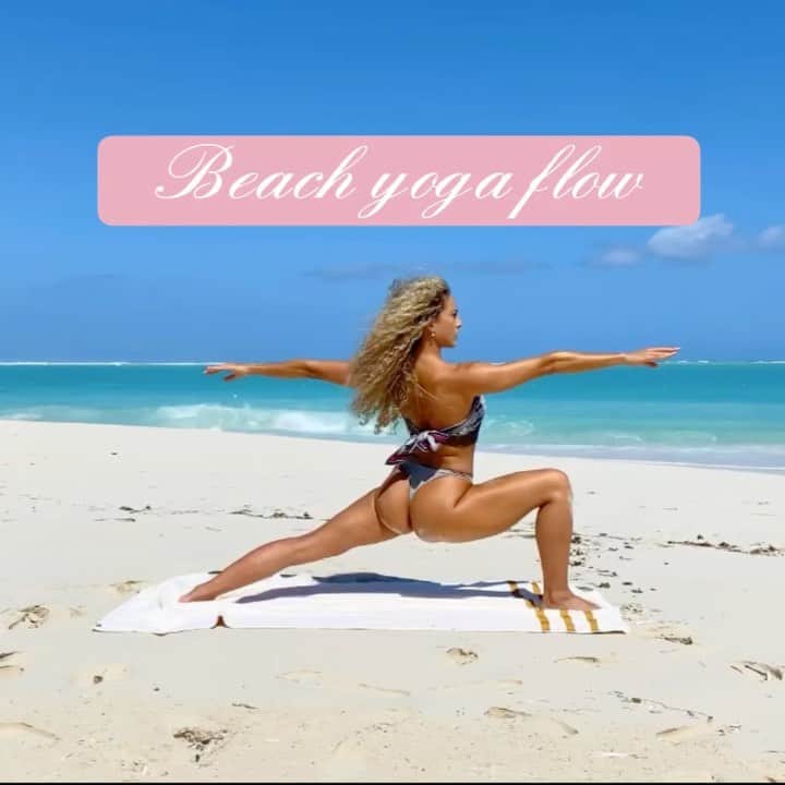Sarah Mundoのインスタグラム：「I couldn’t help but share doing a yoga flow at this beach. So beautiful. Moon in my Aquarius. Let me bear the water to your mind. Healthy mind, healthy body.  🎵 @jbalvin @badbunnypr @dualipa - #MannequinMonday #yoga #persian #spanish #tan #vinyasaflow #turksandcaicos」