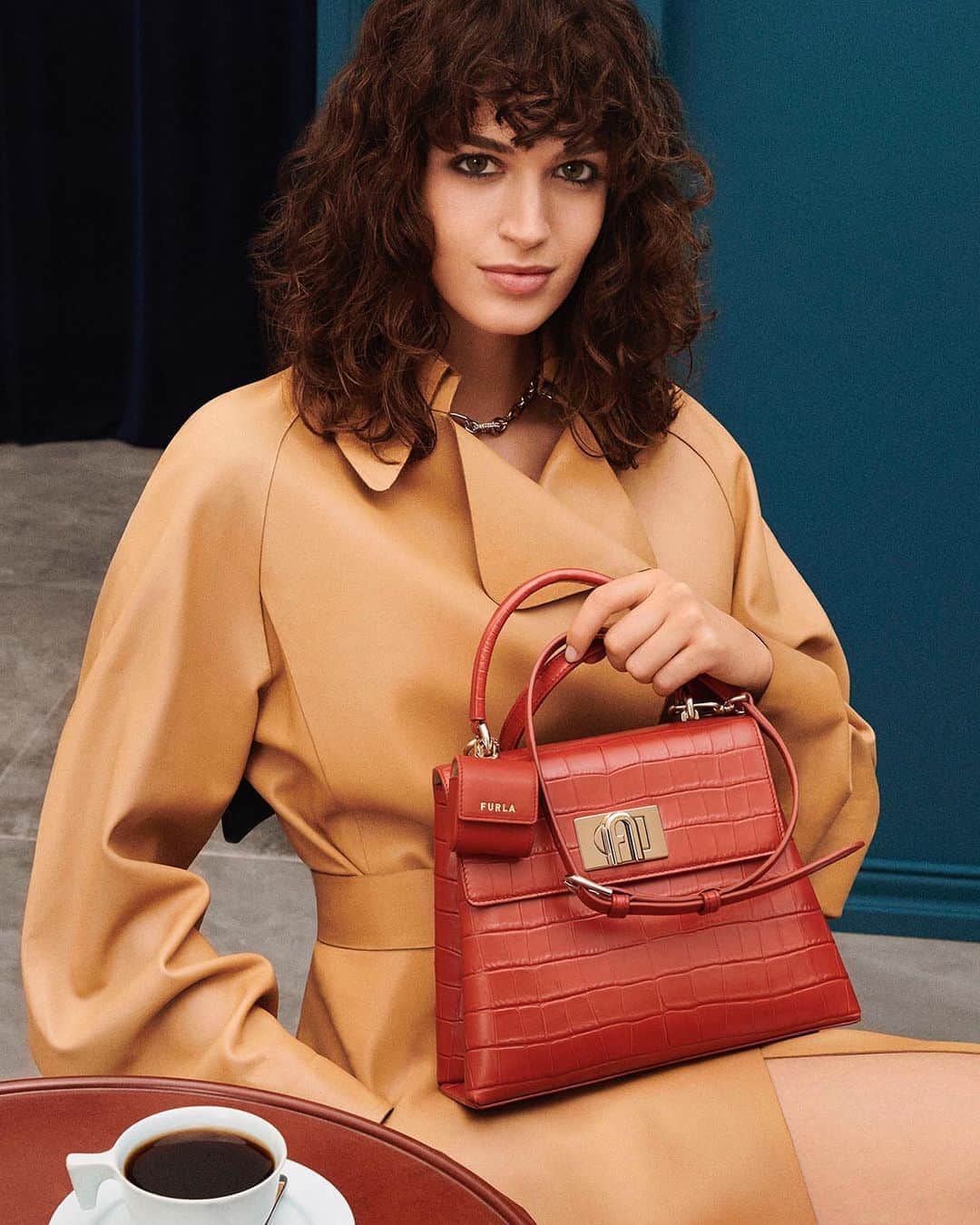 フルラのインスタグラム：「The Fall/Winter 2020 season calls for @gretaferro’s attitude for timeless style with the Furla 1927 S Top Handle.  #thefurlasociety #furlafeeling #newcollection #furla #accessories #fashion」