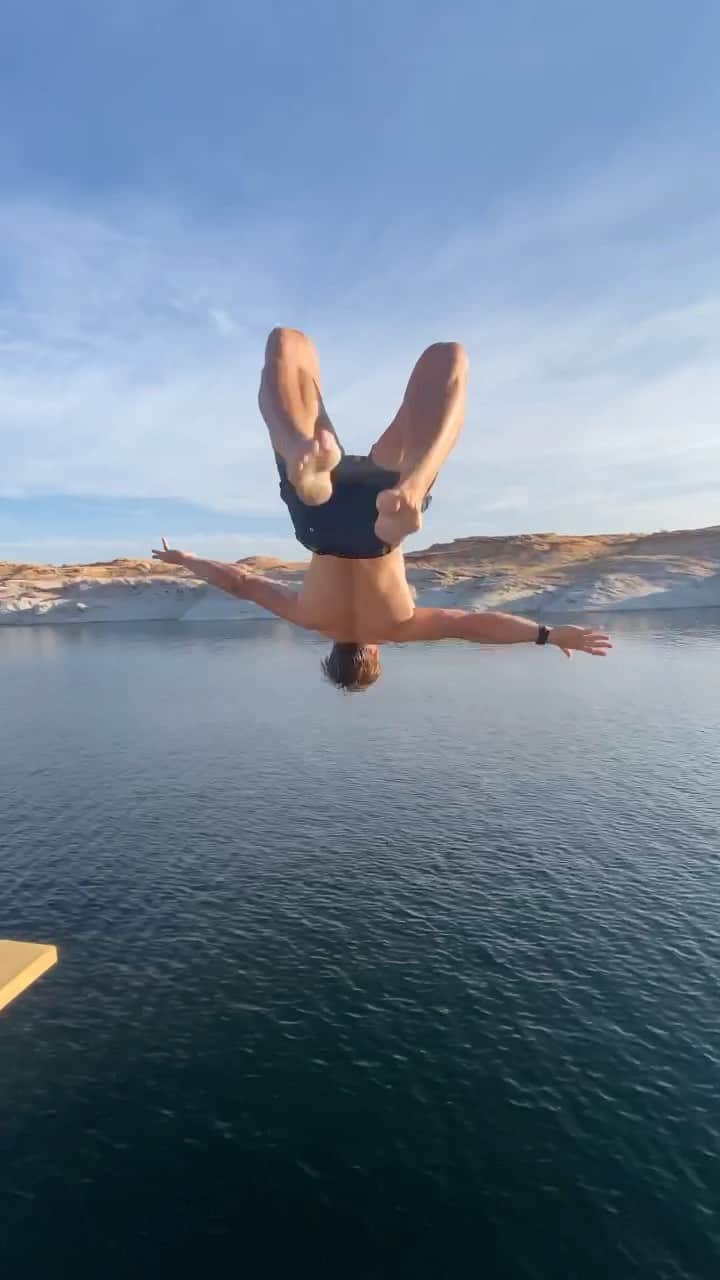 スティーブ・クックのインスタグラム：「The only way to to start the day is wake up and send it.  Start at dawn, throw you’re swimmers on, the water is calling. This great weather won’t last forever so let enjoy it while we have it.」