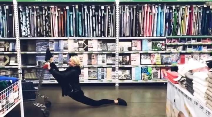 ソフィア・スコモローフのインスタグラム：「Поход в магазин у гимнасток проходит только так🤸🏼‍♀️ ⠀ #шпагатвминус #stretchingtime #omskgirls #архив2018」