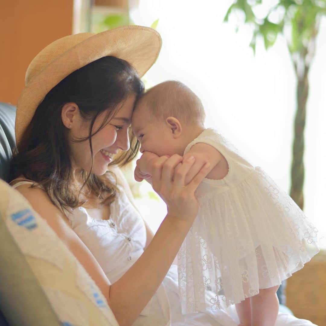 のインスタグラム：「短い夏の思い出👶🏻 • 最近急に気温が下がって秋らしくなってきましたね🍂 • 秋になると毎年何故かソワソワする。 • • •  #sherrymurakami  #emmastefany #babyemma  #baby #babygirl #女の子ママ #娘　#babyphotography #赤ちゃん #赤ちゃんとの暮らし #赤ちゃんのいる生活 #ママライフ」