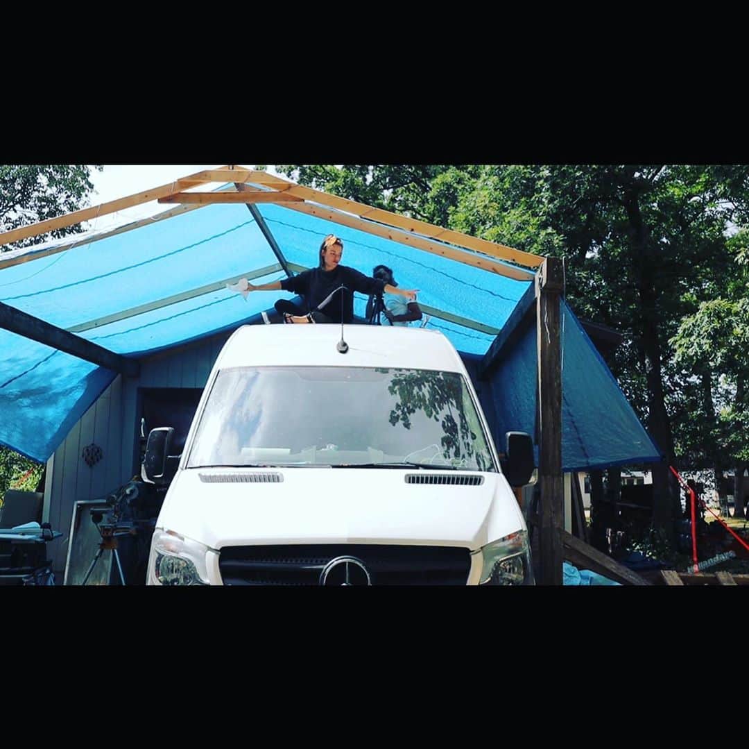 ホーランド・ロデンのインスタグラム：「Perching and Quarantine Cuts ❤️  And what happens when you have to film a movie during covid during the construction of your tiny house... there’s a sentence I thought I’d never say....link in bio 🚌」
