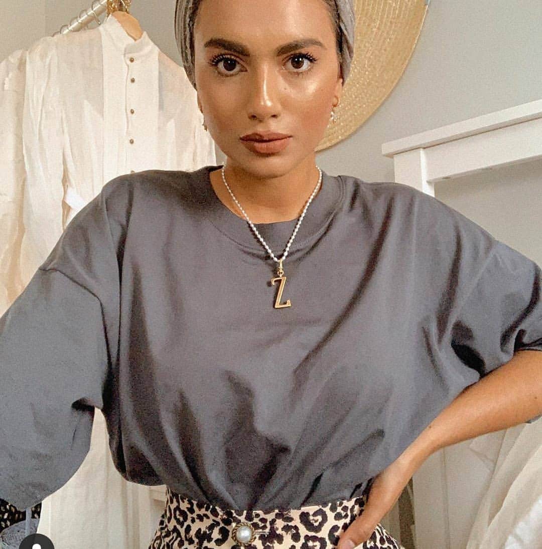 ルル フロストのインスタグラム：「Beauty @zaheee22 in our small Z plaza letter pendant on a custom-made pearl chain. Ship your letter while supplies last ✨✨✨」