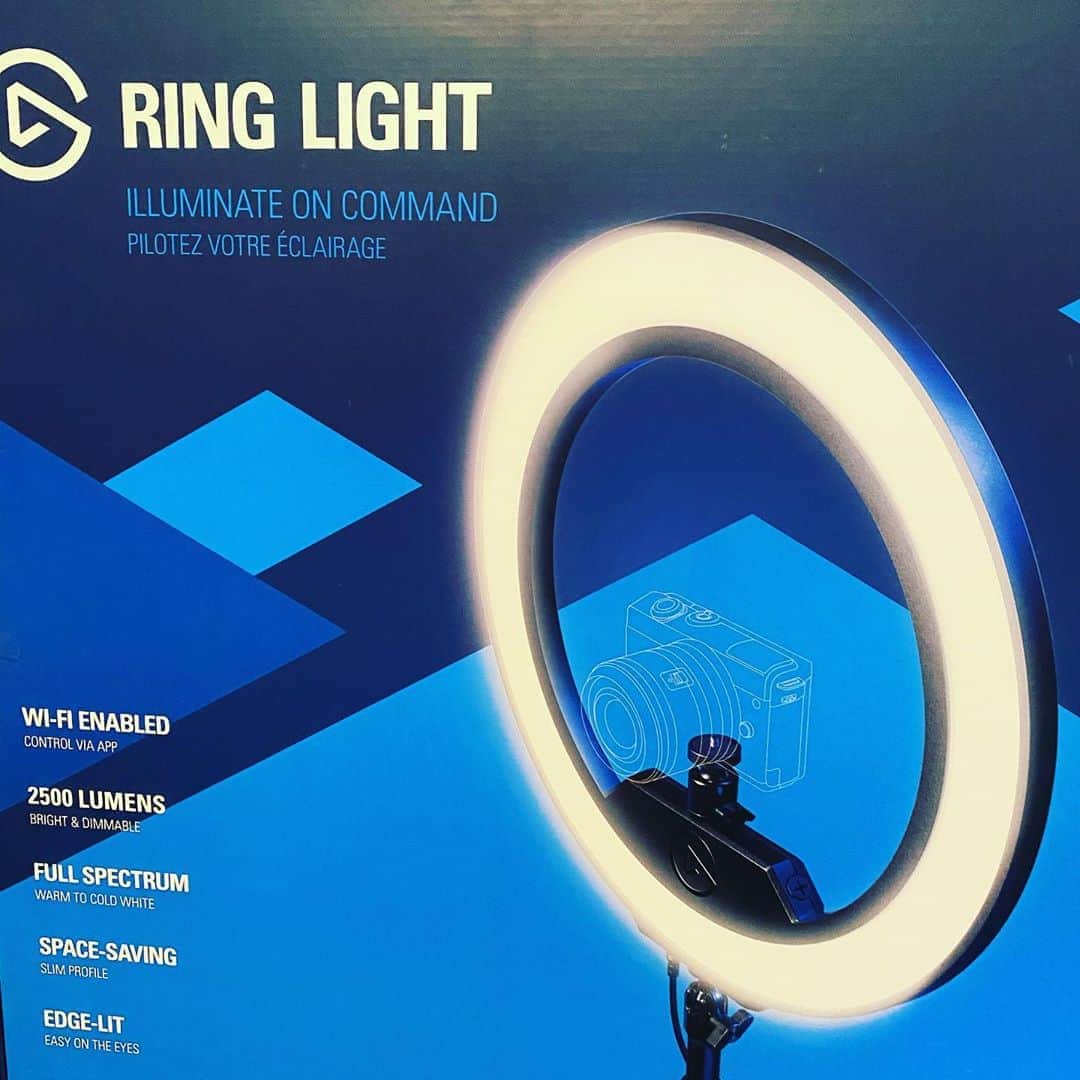 アレン・ジョーンズのインスタグラム：「Hey guys a big thank you to @elgato for their newest product. You can mount your camera inside the ring light for even more amazing lighting options from @elgato @corsair」