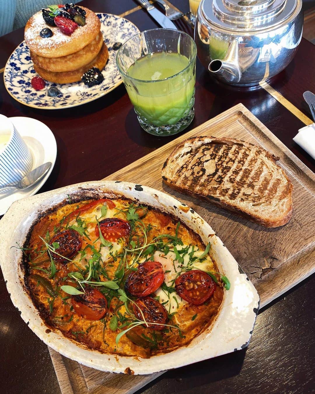 Estée Lalondeのインスタグラム：「Weekends are never long enough! Throwback to this 🍳 brunch with @amelialiana 🥞」