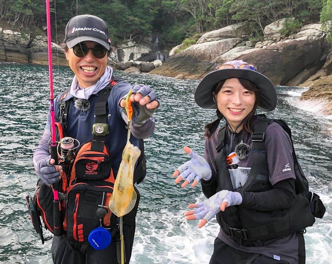 高本采実さんのインスタグラム写真 - (高本采実Instagram)「🎣 今週のルアルアチャンネルは...🦑  沖磯でエギングですっ！  実はこのロケ日、 水温が高すぎてアオリイカの適水温を越えており...🦑🌞  本来ならいるはずのイカが 全然いなかったのです😹  沖磯エギングも初挑戦‼️ 状況が渋かったことも重なり、、、  やはり沖磯は難しいですね😂  そんな中、見事アオリイカを釣り、 沖磯でもとっても楽しめる ショアジギサビキもする広瀬さんに注目です👀  私は普段船釣りへ行くことが多いので全くの別世界‼️ 前回の沖磯ロケに続き、 やはり磯釣りしはすごいなと 尊敬してます...⍤⃝🎣💫  第313回「広瀬さんと尾鷲沖磯でエギング＆ジグサビキ」 是非見てみてください☺︎🦑  ---放送日------------------------------------------- サンテレビ　　9月30日（水）夜10時30分～11時 テレビ愛媛　　10月2日（金）夜26時～26時30分 テレビ神奈川　10月4日（日）朝7時～7時30分 YouTube  10月8日（木） ---------------------------------------------------- . . . . #ルアルアチャンネル #釣り番組 #三重 #尾鷲 #ショア #エギング #アオリイカ #イカ釣り #イカ #キャスティング #casting #eging  #ロックフィッシュ #エギ  #磯釣り #沖磯 #大ちゃん渡船 #武丸 #majorcraft #ブンブンイメージガール #釣り #釣果 #釣り好き #釣りガール #アングラー #fishinggirl #钓鱼 #高本采実 #あやみん #ayamistagram」9月28日 23時54分 - ayami__summer