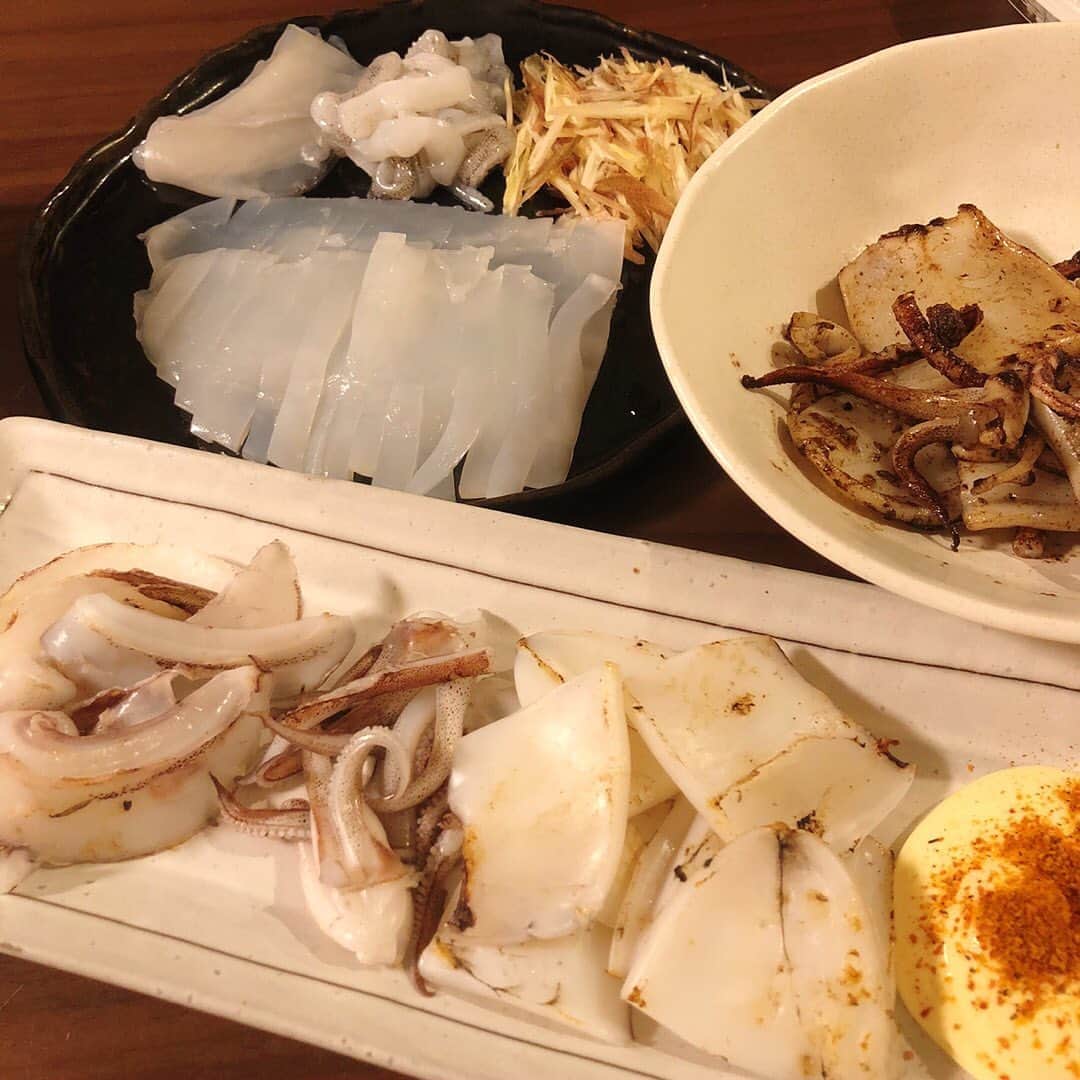 南條早紀のインスタグラム：「アオリイカ祭り🦑❤️ . 釣りが趣味のフルサタ！スタッフさんが 釣りたてのアオリイカをくれました🥺❤️ . . なんと4杯も！！ （そんなに釣れてすごい。。） . 釣りたてのイカは新鮮なので、 指でつつくと表面がメラメラと反応🦑💥 . . 命を感じながらさばくのは いつもちょっとドキドキしますが、 感謝しながらさばきまして ◯お刺身 ◯焼きイカ〜七味マヨ〜 ◯肝バターしょうゆ炒め にしていただきました❤️ . . お刺身に添えてあるのはミョウガ！ 細切りにしたものを一緒に食べると シャキシャキ食感と香りが最高で美味しい🤤❤️ . 新鮮なイカってコリコリだけど、 アオリイカは独特のねっとりした食感と 甘味があって最高😭😭😭 . . シンプルに焼いたやつも、 表面がはじけるようなパリッ！からの 程よい身の弾力、、、 噛み締めるごとに広がる旨味が 本当に美味しい…♡ . . 肝バターしょうゆは、 大きめのイカから取れた1個分なので ちょこっとだったけど、 バターしょうゆと肝のコクが合わさって お酒のおつまみに最高のお味🤤🍶笑 . . アオリイカのフルコースで おなかも心も満たされました💕 . アオリイカ釣りは、 思い入れのある釣りのひとつ。 あれ以来行けていないけれど、 また自分で釣ったイカを食べられたら 幸せだな…❤️ . . 何はともあれ、釣ってくれたNさんと 富山湾の恵みに感謝です☺️✨ ごちそうさまでした！！ . . #富山県 #富山市 #富山 #toyama #釣り #釣果 #いただきもの #感謝 #アオリイカ #イカ #イカ釣り #新鮮 #エギング #大漁 #すごい #嬉しい #お刺身 #刺身 #イカ焼き #おつまみ #おつまみレシピ #夜ご飯  #おうちごはん #家庭料理 #魚料理  #アナウンサー #南條早紀 #釣りたてごはん #なんじょうのにちじょう #早紀飯」