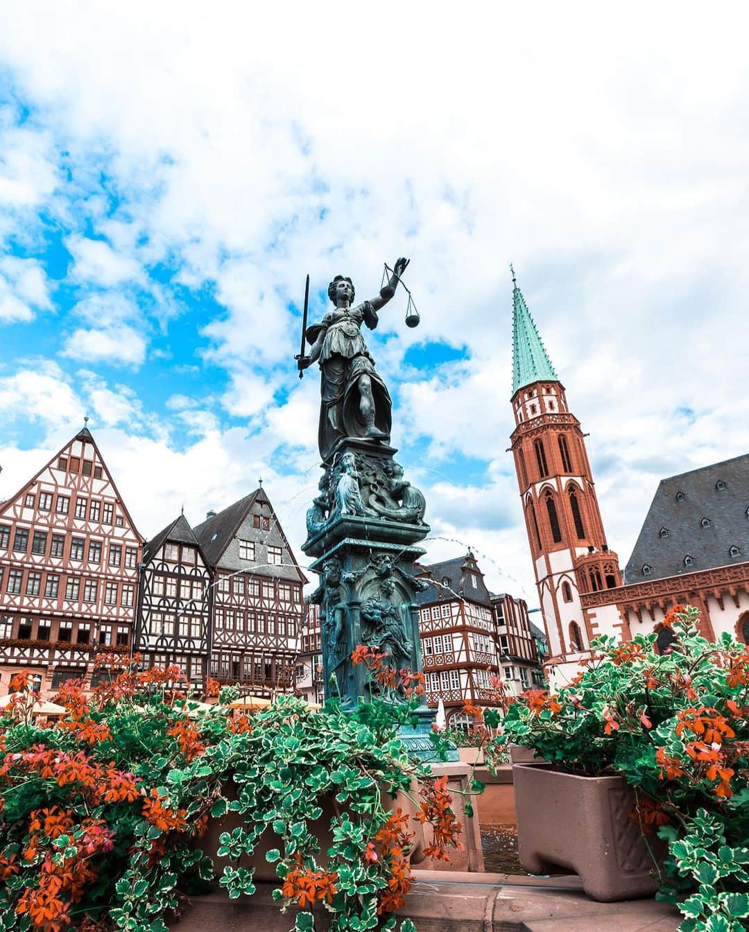 KLMオランダ航空さんのインスタグラム写真 - (KLMオランダ航空Instagram)「Since we’re resuming more and more flights to European and intercontinental destinations, here is some last-minute summer holiday inspiration for when travel (in your region) is possible. #KLM #Porto #Cagliari #Budapest #Southampton #Frankfurt」9月28日 23時50分 - klm