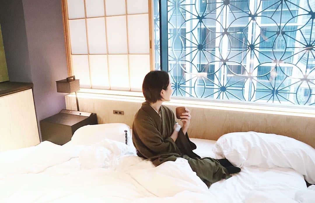 のインスタグラム：「woke up in the middle of the city🏙🍵 星のや東京で目覚める朝。 今回は、結婚記念日のお祝いも兼ねた旅行でした🥂 気がつけば㊗️7周年✨というわけで、都内で贅沢おこもり旅♨️ 都心にいることを忘れさせる和モダンの落ち着いたお部屋でくつろぎ、露天風呂温泉で身体を癒し、食事はお部屋で時間をかけてゆっくりと、小腹が空けばお茶の間ラウンジでおやつとお茶をいただき、星のや時間を堪能しました🌿🌙  10月に向けて体調を万全に整えるため、今日からまたバタバタのステイホーム🏠 あと1週間頑張ろう💪🏼  #おこもり旅 #星のや東京 #子連れ旅 #星野リゾート #星のや #子連れ旅行 #lovetabi_おこもりステイ #lovetabi #lovetabimama #staycation #gototravel #hoshinoya #hoshinoyatokyo #hoshinoresorts」