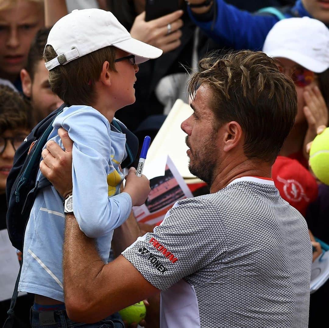 ATP World Tourさんのインスタグラム写真 - (ATP World TourInstagram)「Adorable 🥺 When Stan rescued a young fan in the stands ❤️ #RolandGarros   #RolandGarros #RG19」9月29日 0時03分 - atptour