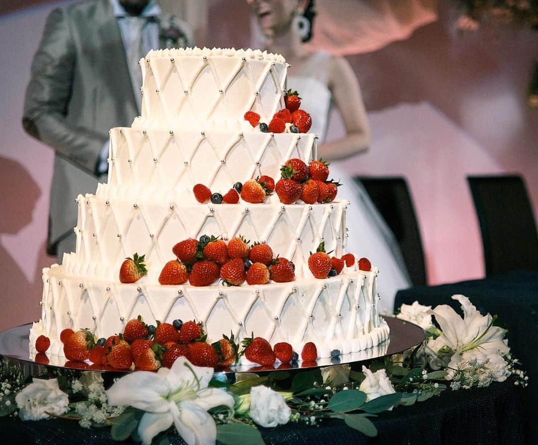 ドーキンズ英里奈のインスタグラム：「本日28歳になりました🎂 ⠀ ⠀ そして、先日 結婚式終えたことをご報告いたします。 ⠀ 幸せ 余韻に浸っています🥰 ⠀ ⠀ 結婚式をやるのか悩んだけれど… 最大限の対策・配慮をした上で、 規模を抑えて行いました。 ⠀ 席移動時のマスク着用など 普段とは違うルールが多くて 戸惑ったかもしれないけれど 協力してくれたみんなに感謝です☺️ ⠀ ⠀ ニュージーランドの家族 大切な友達、お仕事の仲間ももちろん… ⠀  みんなに来てもらうのが なかなか厳しくなってしまった事は 正直…悔しかったけれど… ⠀ ⠀ たくさんの方に祝福していただき 最高の1日になりました！ ⠀ ⠀ ⠀ 延期に延期を重ね しおれそうになる日もあったけれど やって本当によかったです。 ⠀ ⠀ みんなの笑顔が本当に嬉しくて 素敵な人たちに囲まれている幸せを 改めて感じることができました。 ⠀ ⠀ これからは ドーキンズ英里奈が芸名になるのか…笑 ⠀ 改めまして どうぞよろしくお願いします☺️ ⠀ ⠀ ⠀ ⠀ #結婚報告#結婚式#卒花嫁 #ウエディングケーキ#ケーキ入刀  #wedding#weddingday」