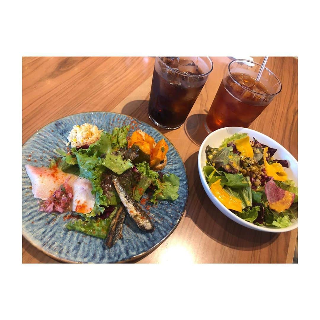 戸田華鈴さんのインスタグラム写真 - (戸田華鈴Instagram)「カフェ活🌿  ランチで行ったんだけど、なんといってもコスパ最強。 コースで頼んで2000円行かないくらいで、お腹いっぱいどころか残しそうになった😟（全部食べきったけど） ･ ･ 前菜もワンプレートに種類たくさん有るから飽きないし、これおつまみに最高かもって思う料理もあった🤔笑 ･ ･ デザートが美味しすぎてビックリ🤦‍♀️ チーズケーキムースだったんだけど、キャラメルソースをかけることによってくど過ぎない味がたまらなかった🤤 ここ行ったら絶対このデザートしか！！！」9月29日 10時58分 - karintsuji