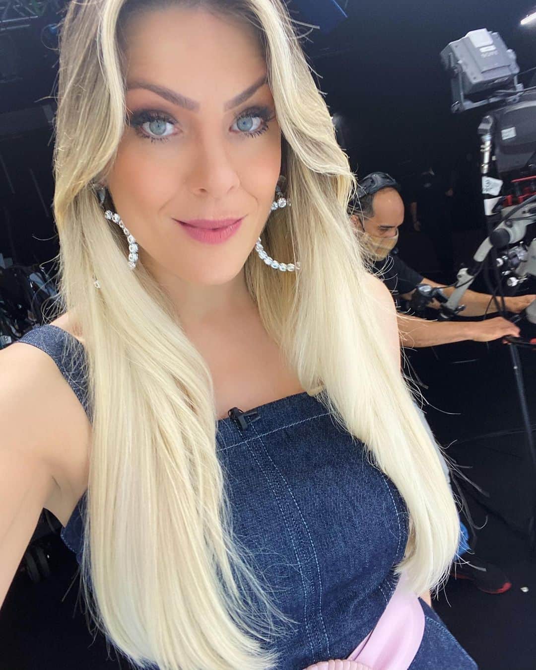 レナータ・ファンのインスタグラム：「@jogoaberto bastidores! Cabelo @josigss Make @malbajs e nesta Terça tem mais! Espero vcs às 11h! Até lá!!!💗🤍✔️⚽️」